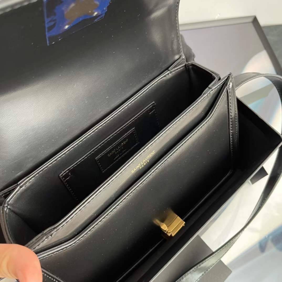 YSL Solferino medium crossbody bag คอลเล็คชั่นน้องโรเซ่ ROSE BLACKPINK ที่สุดแห่งความคลาสสิก เกรดออริจินอล หนังสวยมาก กระเป๋าสะพายรุ่นที่สาวๆ ทุกคนควรมีติดตู้ ภาพถ่ายจากงานขายจริง สวยตามรูป ไม่ผิดหวังค่ะ