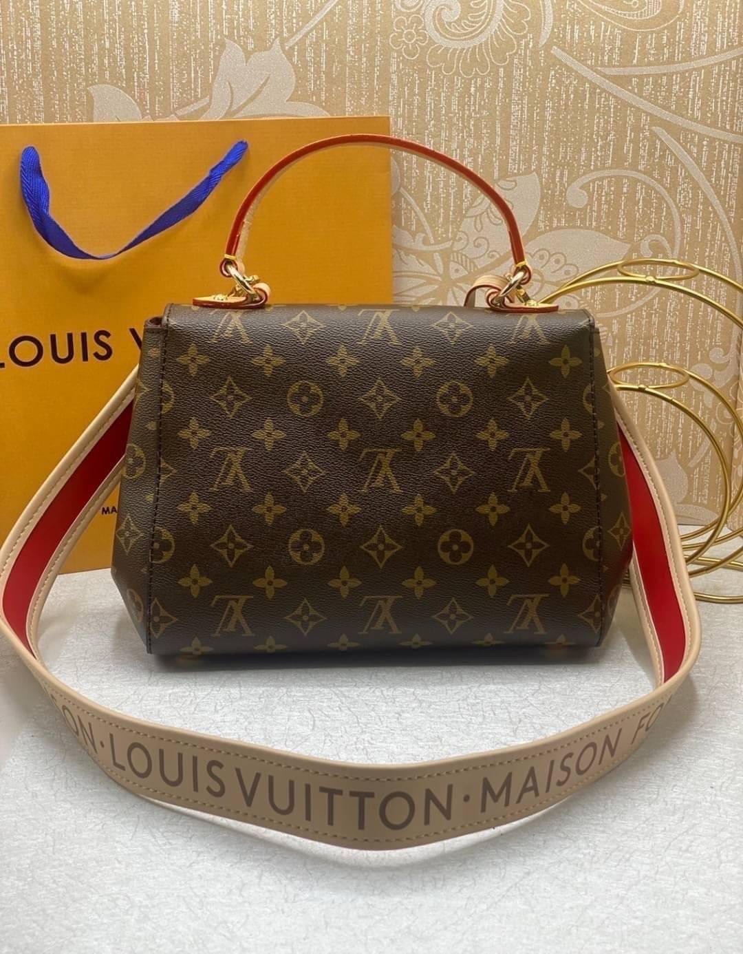 LV Cluny BB Monogram Handbag กระเป๋าสะพายลายโมโนแกรมทรงสวยเหนือกาลเวลา เป็นอีกรุ่นที่ขายดีมาก เกรดออริ 1:1 ใช้งานต่างประเทศได้