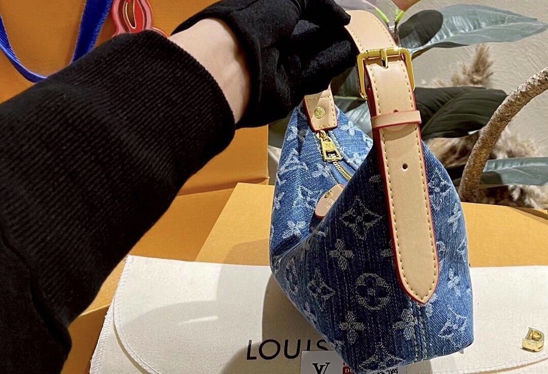 LV Hills Pochette Denim Washed Blue กระเป๋าสะพายถือหรือคล้องไหล่ได้อย่างสวยหรู ติดแกรมด้วยงานเดนิมเท่ๆ ใบขนาดกะทัดรัดใช้งานง่ายคล่องตัว เป็นใบที่คลองใจสาวๆ ได้ไม่ยาก