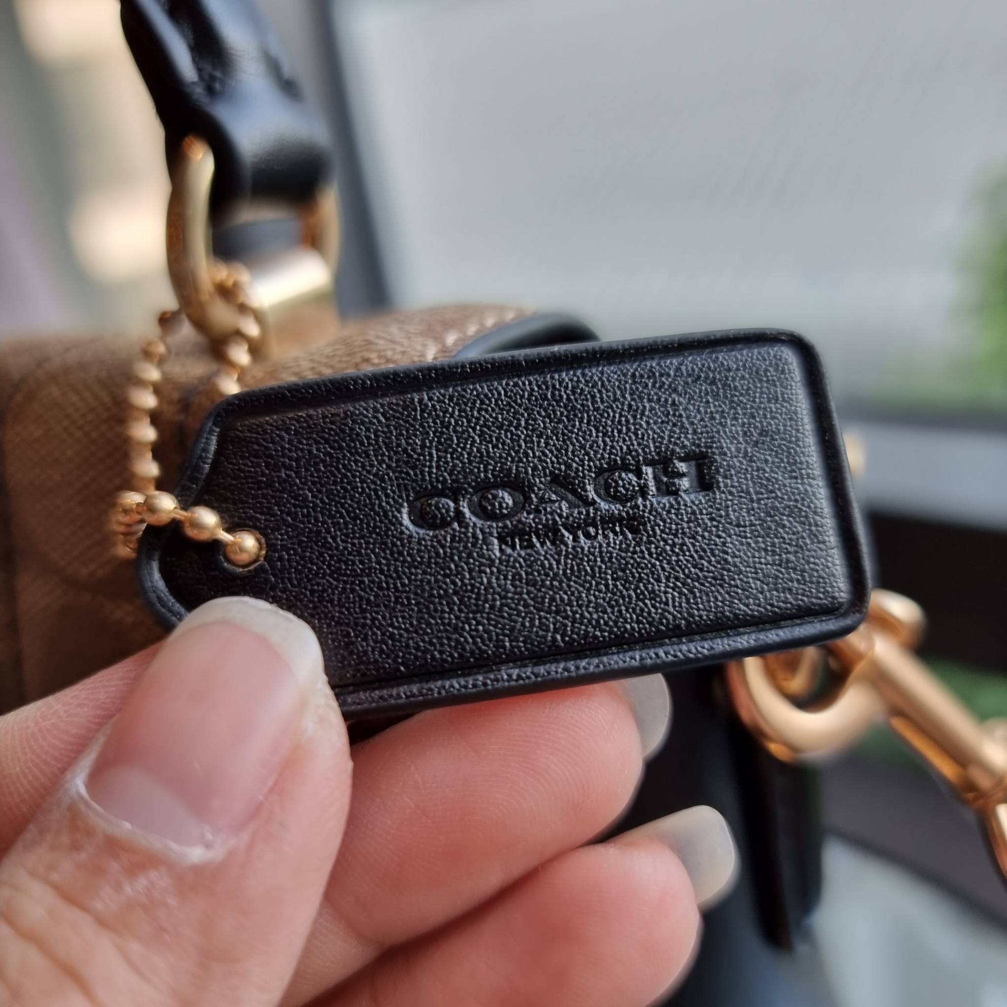 OUTLET 】COACH C5645 MARLIE TOP HANDLE SATCHEL IN SIGNATURE CANVAS WITH QUILTING ดีไซน์ใหม่ กระเป๋าถือ/สะพายข้าง ออกแบบมาไม่เหมือนใคร โดดเด่นด้วยการเย็บบุหนัง โชว์ดีเทลลายเส้น ตกแต่งโลโก้ด้านข้างอะไหล่ทอง วัสดุหนังแคนวาสสลับหนังแท้ เปิด-ปิดด้วยตัวล็อคแน่นห