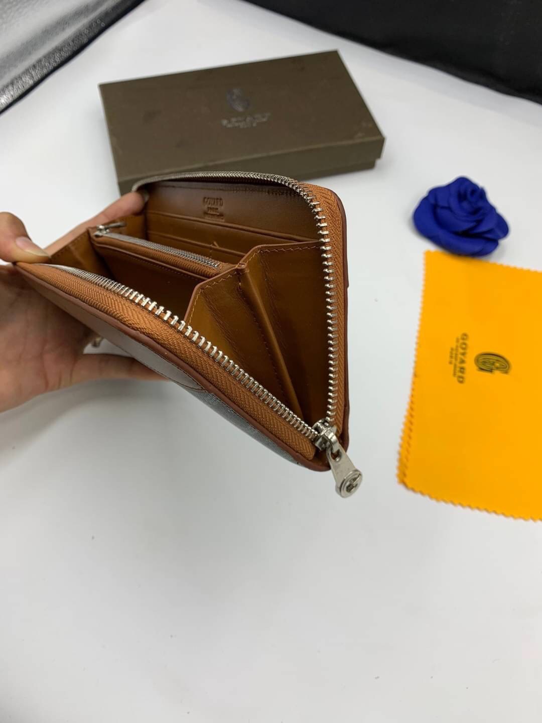 VIP GIFT 】GOYARD round zipper Matignon Long Wallet กระเป๋าสตางค์ซิปรอบใบยาว พร้อมส่ง 6 สี เหมาะกับการใช้งานทุกรูปแบบ นอกจากเพิ่มความมั่นใจแล้ว ยังทำให้ชีวิตของเราง่ายขึ้นอีกด้วย โดยการเปิดปิดแบบซิปรอบ สามารถใส่ธนบัตร เหรียญ บัตรต่างๆได้หลายใบเลยทีเดียว ขน