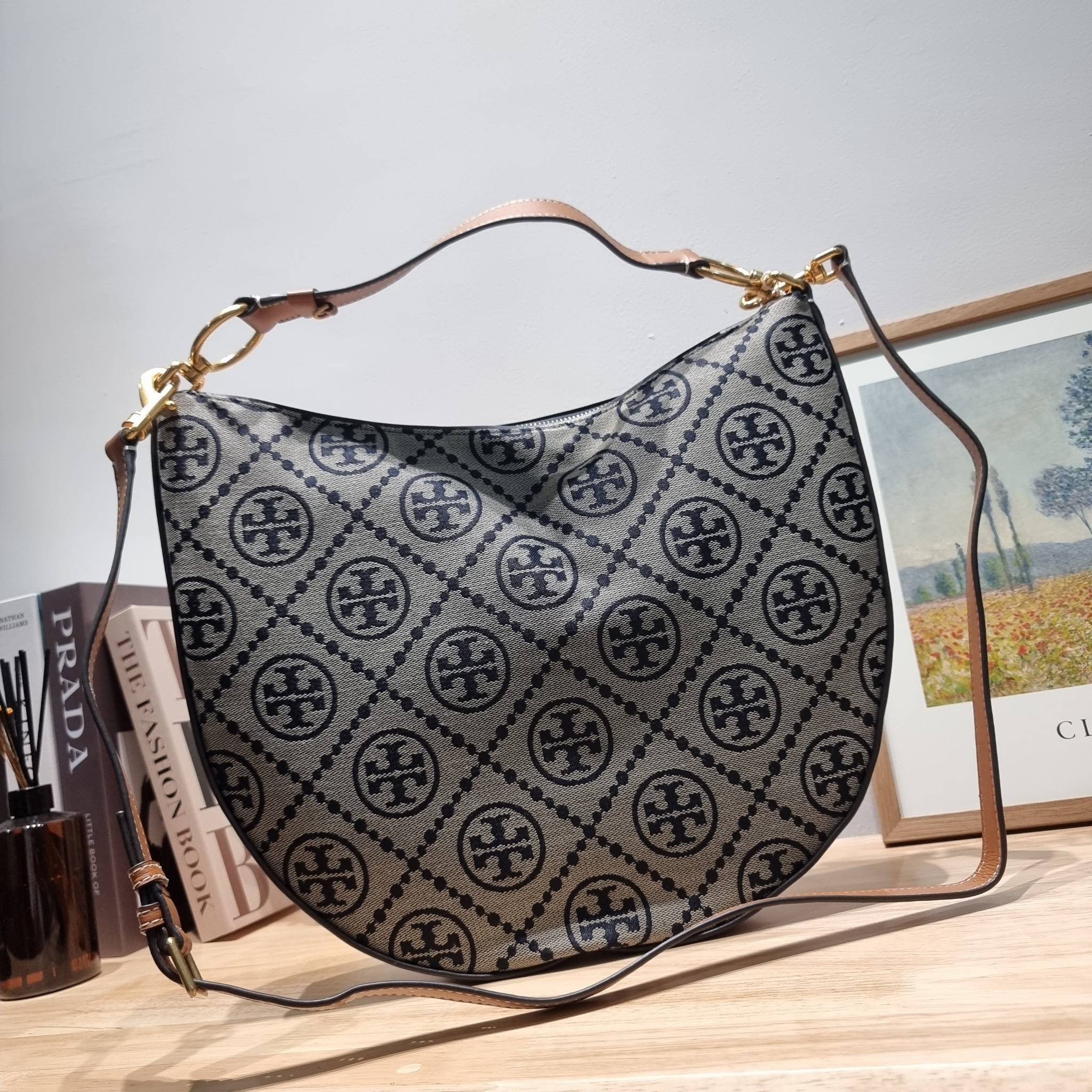 ใบใหญ่ 35cm Tory Burch T Monogram Medium Crescent Bag / TORY BURCH T MONOGRAM JACQUARD CRESCENT BAG ไซส์ใหญ่กับไอเท็มสุดร้อนแรง เซเลปรีวิวเยอะมาก!! สาวๆตามหากันไปอีก กระเป๋าทรง half moon ที่ดีไซน์บนผ้า jacquard ลวดลายซิกเนเจอร์ เรียบหรู ผู้ดีมากแม่!