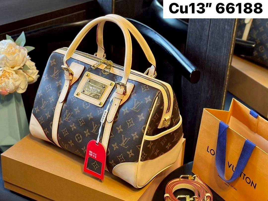 LV BOLSA BERKELEY MONOGRAM BAG กระเป๋าสะพายทรงหมอนดีไซน์วินเทจใบใหญ่ แต่งเพลทสีทองปั้มโลโก้ด้านหน้าสวยหรูโดดเด่น หูจับในตัวและสายคล้องไหล่ รูปทรงสวยตลอดกาล