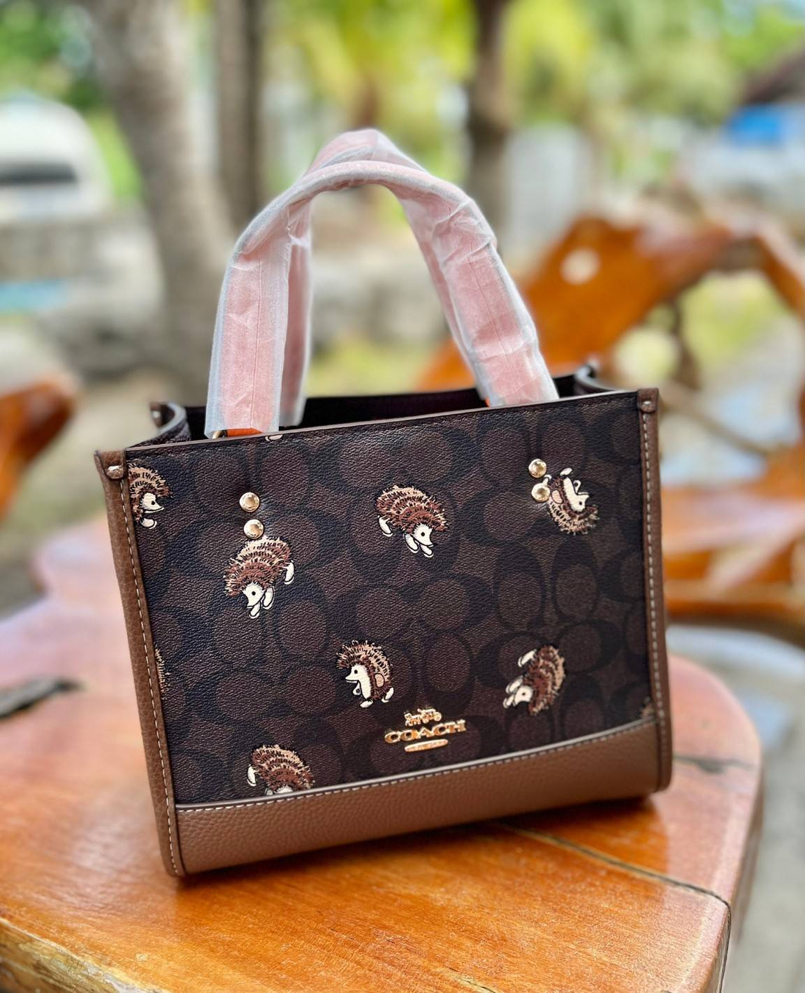 COACH DEMPSEY TOTE IN SIGNATURE CANVAS WITH HEDGEHOG PRINT 🦔 ((CC769)) เม่นเต้นรำ สวย น่ารัก มากๆค่ะ ใหม่กันต่อ ไปสวยกันให้สุดค่ะ! กับกระเป๋าทรงTOTE รุ่นใหม่ล่าสุด 🌟จุดเด่นของรุ่นนี้คือปริ้นท์ลายเม่นเต้นรำทั้งใบ น่ารักน่าเอ็นดูมากๆค่ะ เปิด