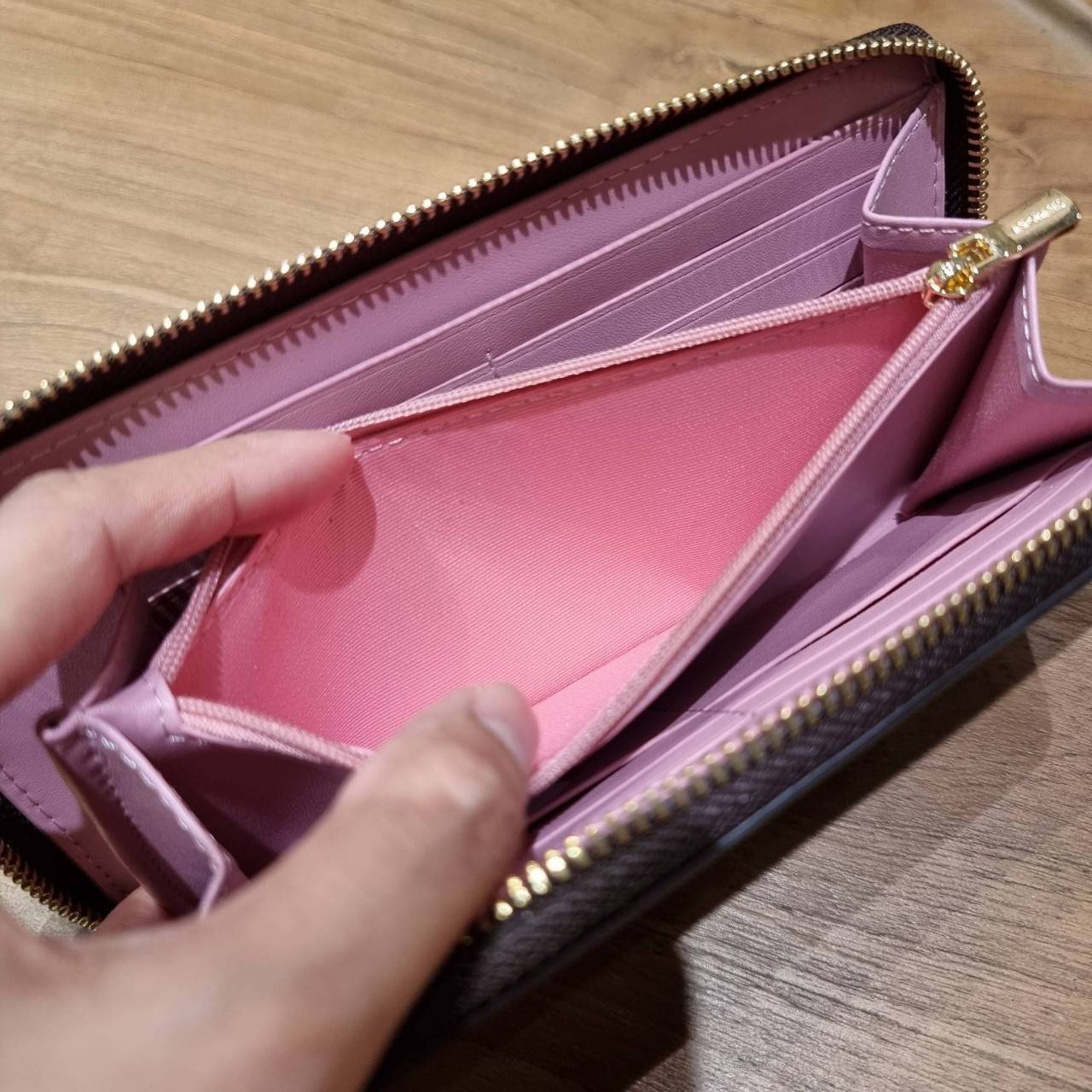 COACH ACCORDION ZIP WALLET IN SIGNATURE CANVAS WITH PRAIRIE ROSE / JUMBO FLORAL / CAMO ROSE FLORAL / MEDLEY BOUQUET PRINT ((F31572/F39189/F26290/F2859)) สวยคลาสสิคไม่มีใครเกิน!! กระเป๋าสตางค์ใบยาว ลวดลายสวย สีสันโดดเด่น วัสดุหนังแคนวาสเคลือบ เปิด-ปิดด้วยซ