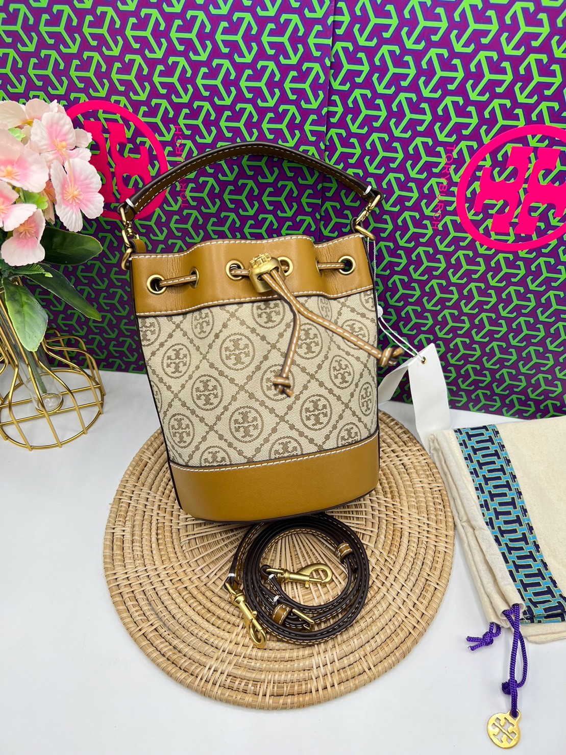 TORY BURCH Mini T Monogram Bucket Bag / Tory Mini Bucket Bag กระเป๋าทรงบัคเก็ต ไซส์มินิสุดคลาสสิก กระเป๋าทรงขนมจีบ