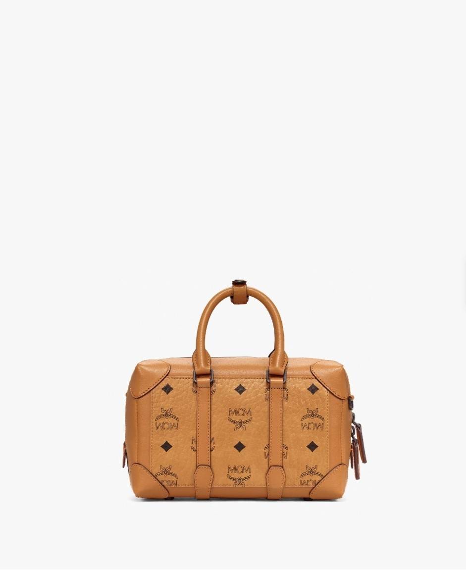 M.C.M SMALL E/W SOFT BERLIN CROSSBODY IN VISETOS ไอเท็มใหม่ในดีไซน์ทรงกระเป๋าเดินทางแบบคลาสสิค ย่อส่วนมาให้ใช้งานได้แบบสบายๆ พกพาสะดวก แมทช์ได้ทุกสไตล์ ใช้ได้แบบ unisex ใช้งานง่ายด้วยหูจับในตัว และซิปหลัก อะไหล่สีดำดูมีมิติตัดกับสีน้ำตาลคอนยัคได้เป็นอย่าง