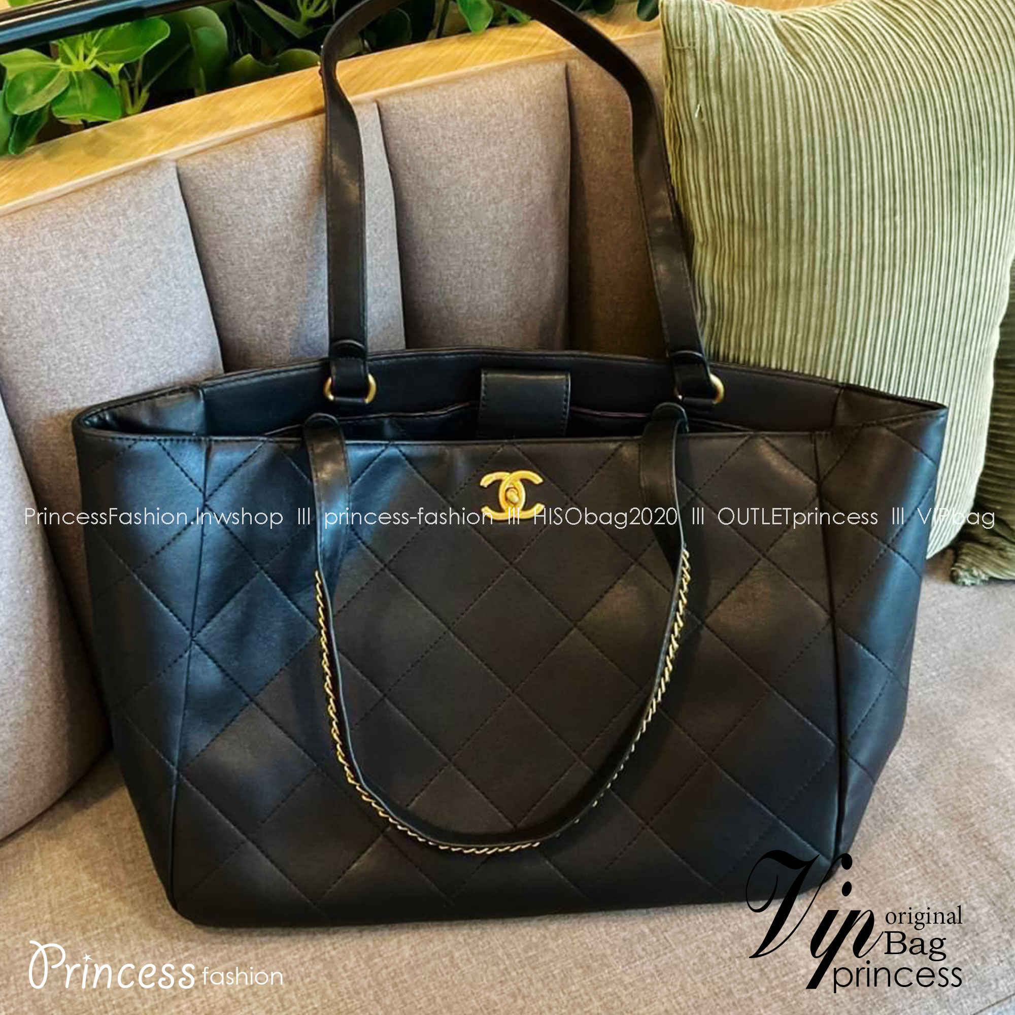 รุ่นใหม่ล่าสุด ทรงที่สาวๆรอคอย CHANEL LEATHER TOTE BAG ไซส์ใหญ่อลัง ตัวกระเป๋าเป็นหนังเต็มใบ เนื้อหนาดีมาก อะไหล่ทองวินเทจ ประดับโลโก้แบรนด์สุดหรู