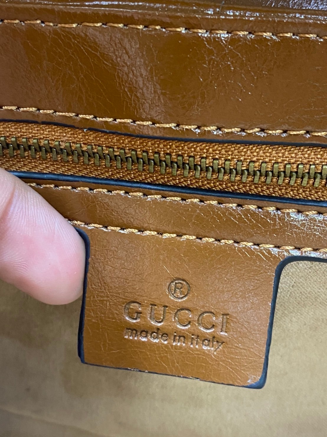 VIP 】GUCCI GG Marmont brown leather shoulder bag 26cm ราคานี้หนังแท้คือคุ้มมากเลยค่าสาวๆ ต้องจัดแล้วน้าา ยกระดับความหรูให้กับตัวเองกันหน่อย ด้วยกระเป๋ารุ่นนี้!! ครอสบอดี้ที่ดีไซน์หรู อัพเลเวล ในราคาที่จับต้องได้ พร้อมเสิร์ฟความสวยตรงถึงบ้านแล้วจ้า