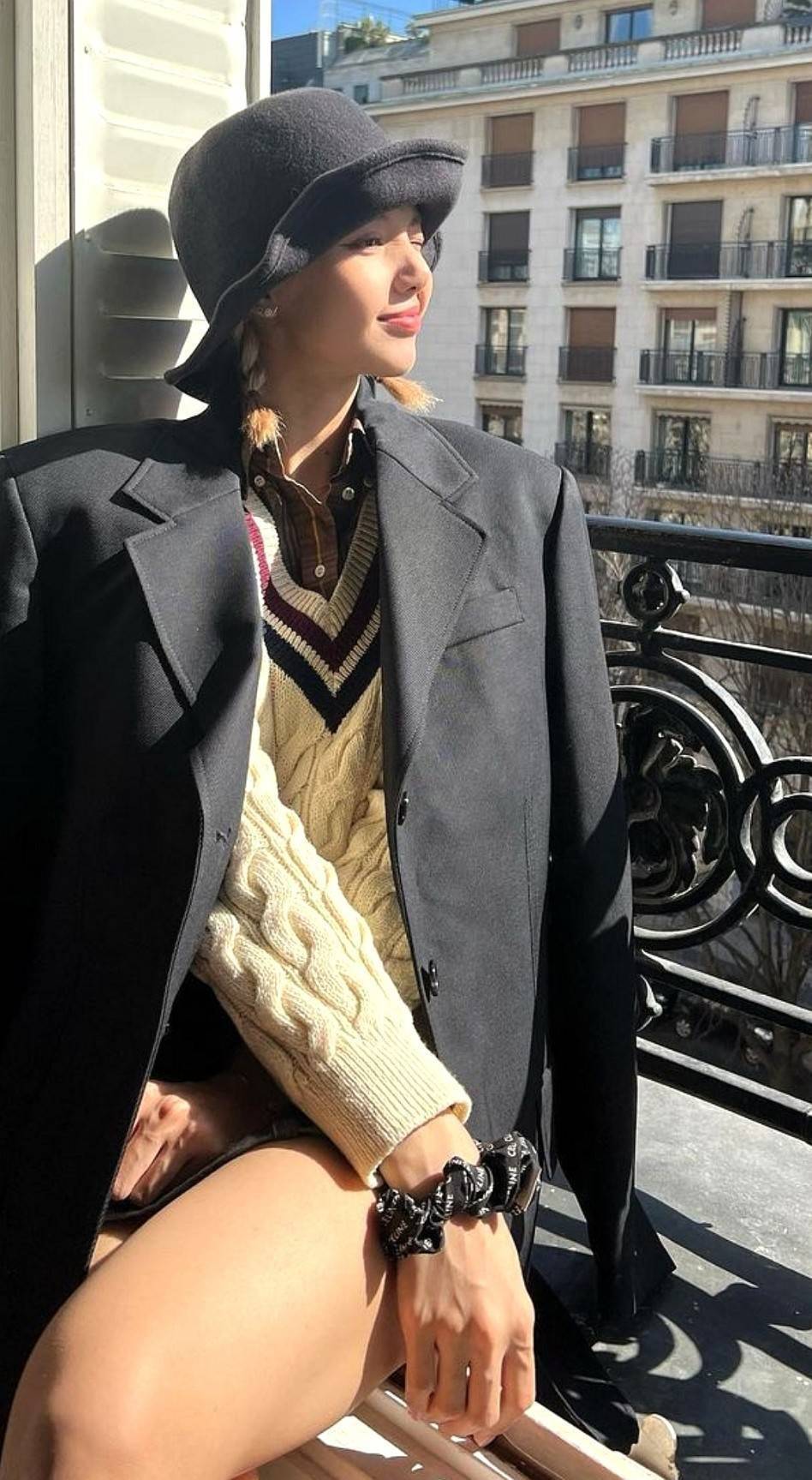 Celine Scrunchy Rayure Bracelet in Brass / CELINE BRACELET WITH TRIOMPHE GOLD AND SILK ที่รัดผมที่ไม่ใช่เพียงรัดผมแต่เป็นเครื่องประดับในสไตล์สาว LISA ที่ต้องอยู่ที่ข้อมือเท่านั้น! จนถือเป็นซิกเนเจอร์ที่โดดเด่นจนแฟนๆทั่วโลกต้องจดจำ วัสดุทอจากไหมทั้งเส้นลาย