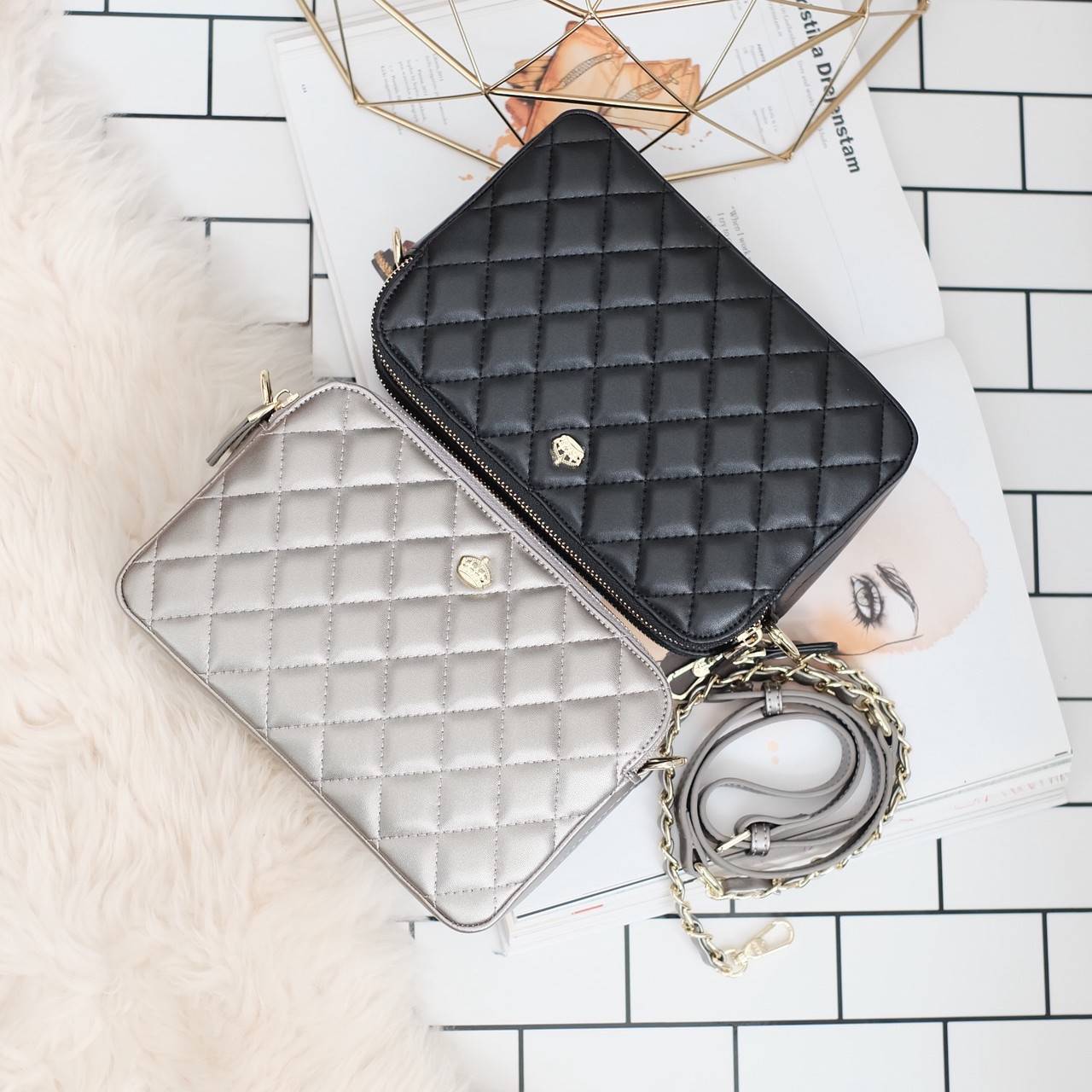 รุ่นขายดี มาเพิ่มแล้วค่า KEEP Carla รุ่นขายดีที่สุด ทรงน่ารักที่สุด รอบนี้หนังลายเรียบตัวใหม่ Microfiber สวย ทน กว่าเดิม 👍ตีตารางขึ้น ฟู นิ่ม สวย ดูแพง สะพายได้ทุกวัน เข้ากับชุดง่ายมาก Must have item !! ❤️#กระเป๋าที่มีสีเดียวไม่เคยพอ Ƕ