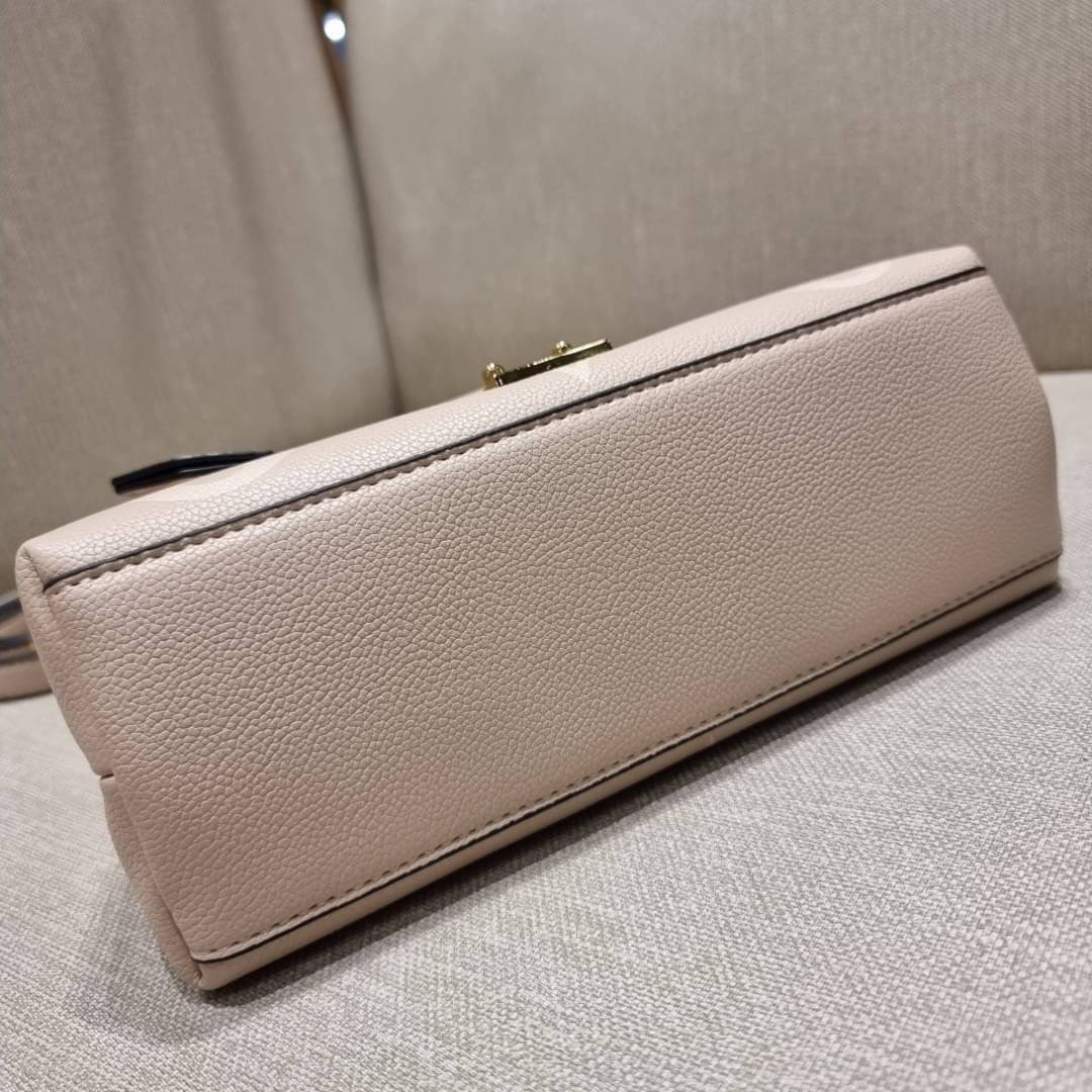 VIP 🥂 LV MADELEINE BAG ใหม่ล่าสุด อีกหนึ่งรุ่นคลาสสิคหายาก ที่สาวๆรอคอย กระเป๋าถือ/สะพายข้าง ดีไซน์เรียบง่าย แต่เต็มไปด้วยดีเทลความหรู วัสดุหนังวัวปั๊มลายเอกลักษณ์ เปิด‐ปิดด้วยอะไหล่กดล็อคสีทองหรู และมีพวงหนังห้อยพิเศษแถมมาให้ด้วย ภายในแบ่งสัดส่วน