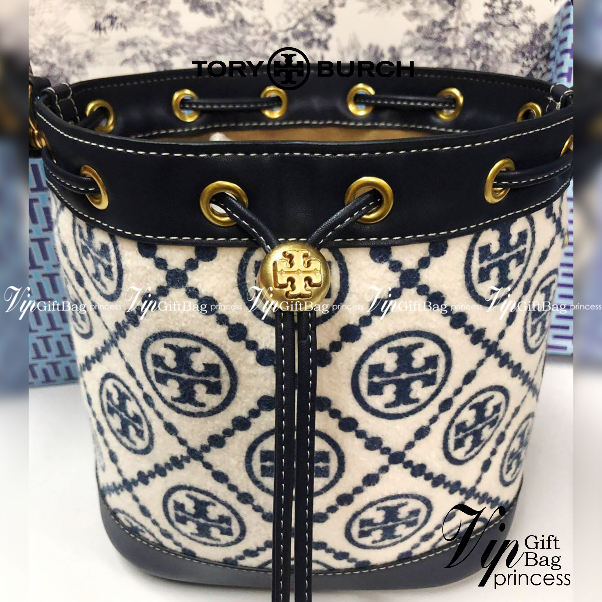 Medium : Tory Burch T Monogram Chenille Bucket Bag เปิดตัวอีกหนึ่งรุ่นกับกระเป๋าลาย T MONOGRAM รุ่นใหม่ล่าสุดจาก TORY BURCH พลาดไม่ได้กับโลโก้สุดคลาสสิก ลวดลาย T Monogram คือวัสดุ chenille หรือที่เรียกว่า ด้านไหมกำมะหยี่ มารังสรรค์ลงบนกระเป๋าBucketใบนี้ เ