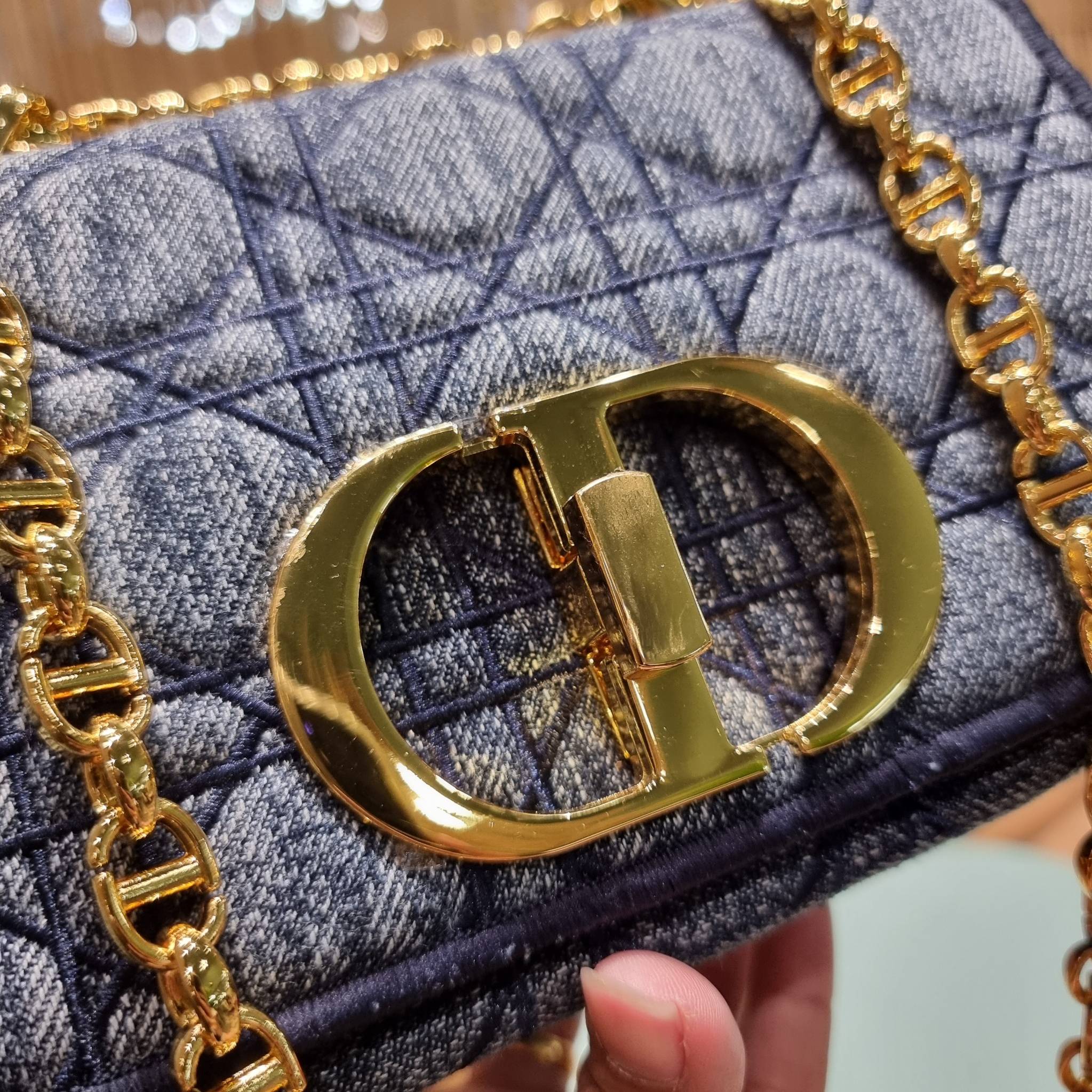 VIP CD SMALL CARO SHOULDER BAG / DIOR CARO / Dior Cruise 2021 Bag กระเป๋าสะพายข้างทรงสวย ดีไซน์ย้อนยุค ที่รอบนี้โดดเด่นเป็นเอกลักษณ์มากๆ ดีไซน์สีเดนิมคลาสสิค เปิด-ปิดด้วยอะไหล่บิดล็อค หรูหรา ใช้งานง่าย วัสดุผ้าเดนิมทนทาน ภายในเป็นช่องโล่ง มีช่องย่อย ด้านห