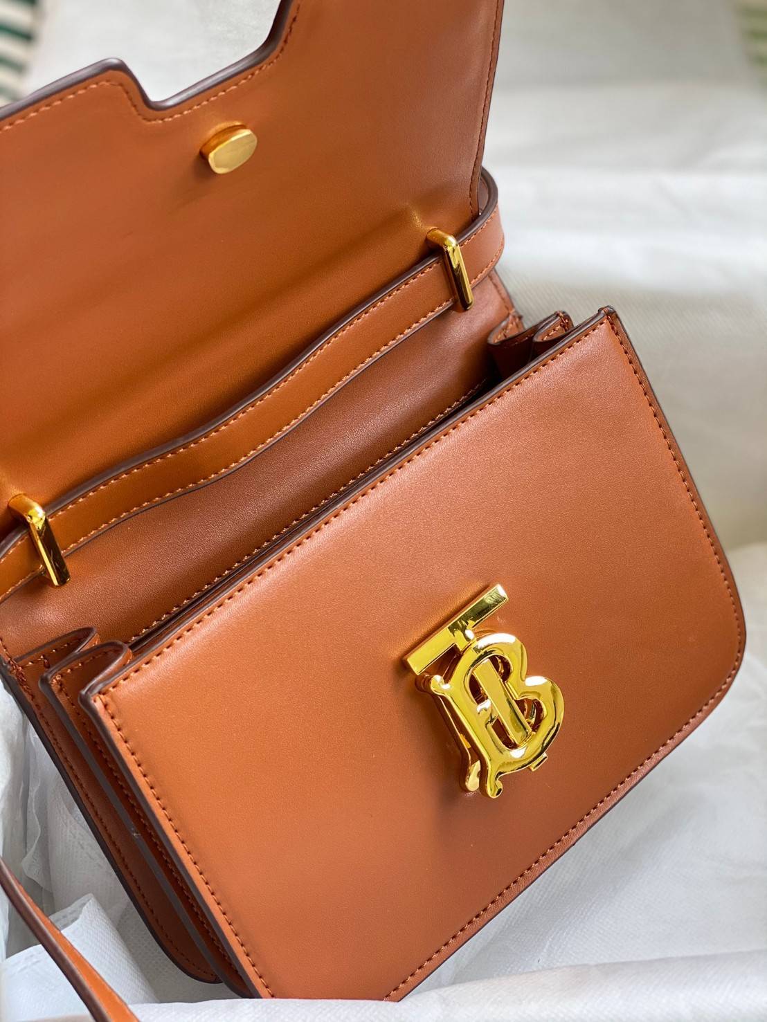 BURBERRY FRAGRANCES CROSSBODY BAG VIP GIFT WITH PURCHASE (GWP) กระเป๋าสะพายพรีเมี่ยมกิ๊ฟ Limited Edition จากน้ำหอม BURBERRY DUTY FREE วัสดุ Calfskin หนังเรียบสวยอยู่ทรงดีไซน์ยอดนิยมประดับโลโก้แบรนด์ทองด้านหน้า เปิดปิดด้วยฝาปิดสัญลักษณ์ตัวB ภายในมีช่องแบ่ง