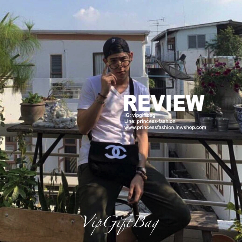 สีดำ MUST HAVE ITEM 2019 !! รุ่นยอดฮิตของ *วัยรุ่นสายสตรีท ทั่วโลก จากงาน CHANEL VIP GIFT *ของแท้100% *มีป้ายNOTFORSALE เป็นกระเป๋า ใบสวยรุ่นหายาก ขนาดกำลังดี ใช้ได้ทั้งหญิงชายเลยค่ะ ขนเฟอร์นิ่มมากกก เก็บของอย่างดี น้ำหนักเบา ด้านในมีช่องใส่ของจุกจิก MIX