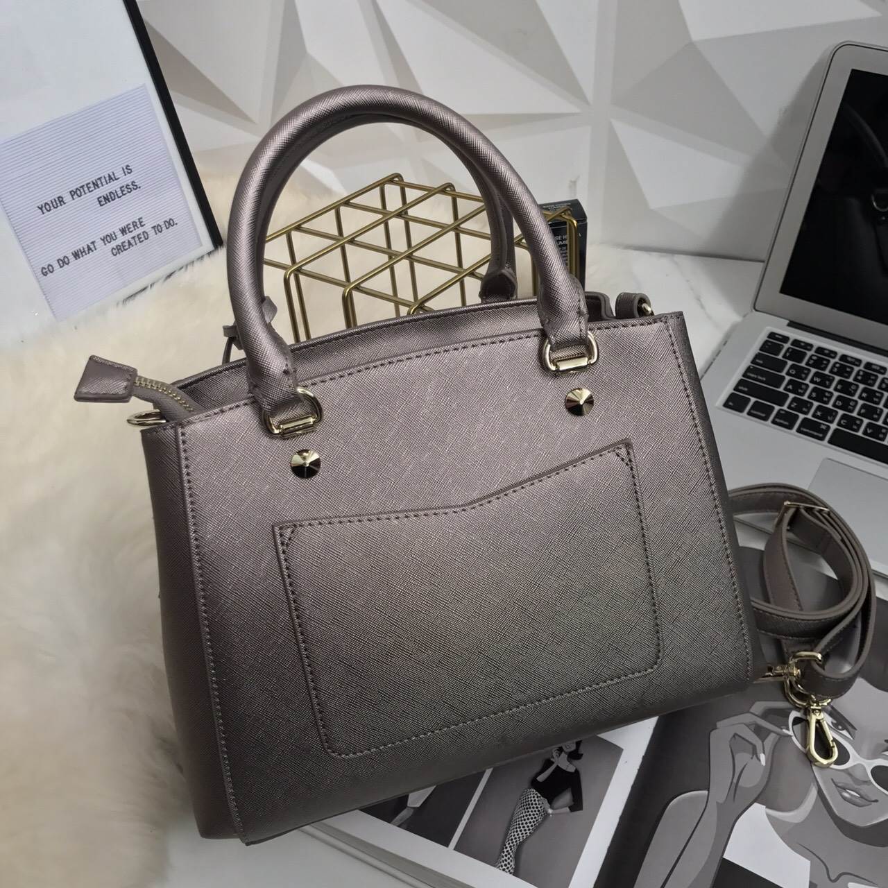 รุ่นขายดีที่สุด 👍 จากแบรนด์ KEEP รุ่น Elegance รอบนี้เข้ามา 2 size ให้เลือกเลยค่า **จุดเด่นที่ >หนังคุณภาพ ลายหนัง saffiano > ถือสะพายเข้าง่ายกับทุกชุด >ทรงสวยมากคะ ขนากกระเป๋ากำลังดีคะ ใส่ กปต ยาว มือถือได้ทุกรุ่น > มีช่องย่อยแบ่งเก็บ