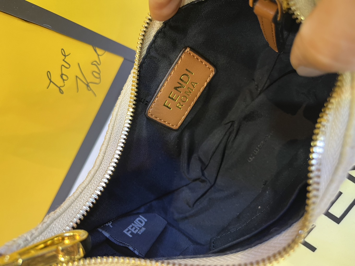 FENDI Nano Fendigraphy Natural raffia charm / Fendi hobo bag 20cm พร้อมส่ง กระเป๋าสะพายไหล่เฟนดิ Natural straw รุ่นใหม่ สวยหรู **สินค้าเกรดออริจินอล 1:1 สลับแท้