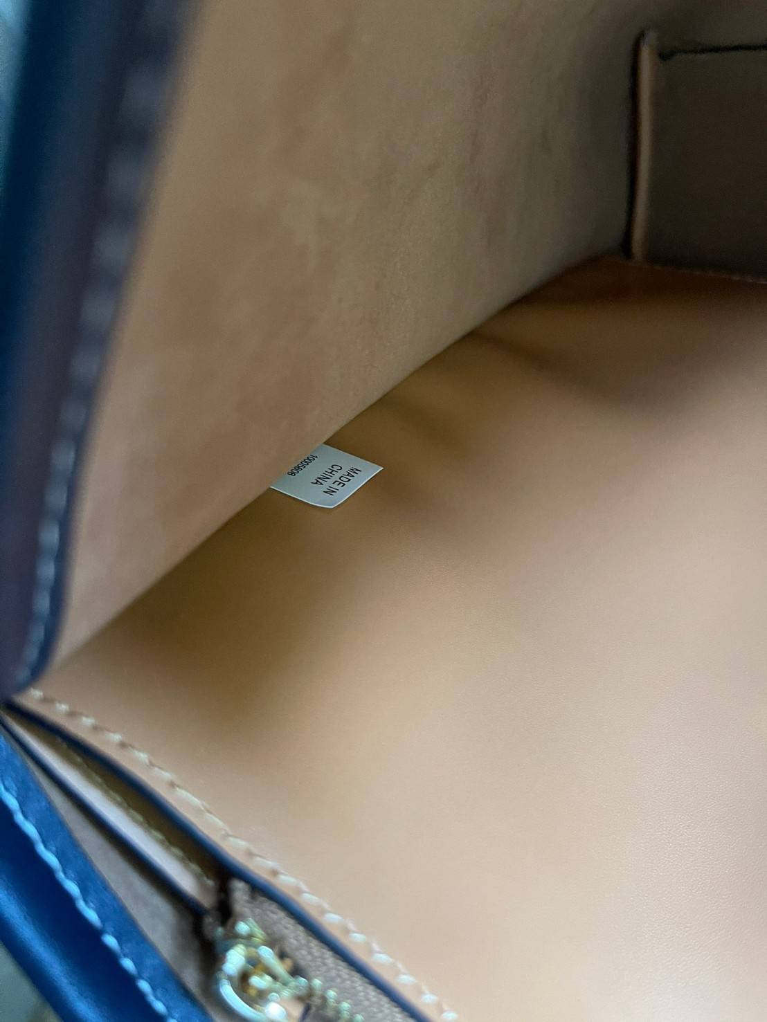 ของแท้ 💯% Tory burch perry monogram jacquard triple compartment tote ครั้งแรกกับลายโมโนแกรม ที่ได้รับแรงบันดาลใจมาจากโลโก้สุดคลาสสิกในกระเป๋าทรงtote bag T Monogram ที่ใช้การทอลายแบบแจ็กการ์ดสุดประณีต