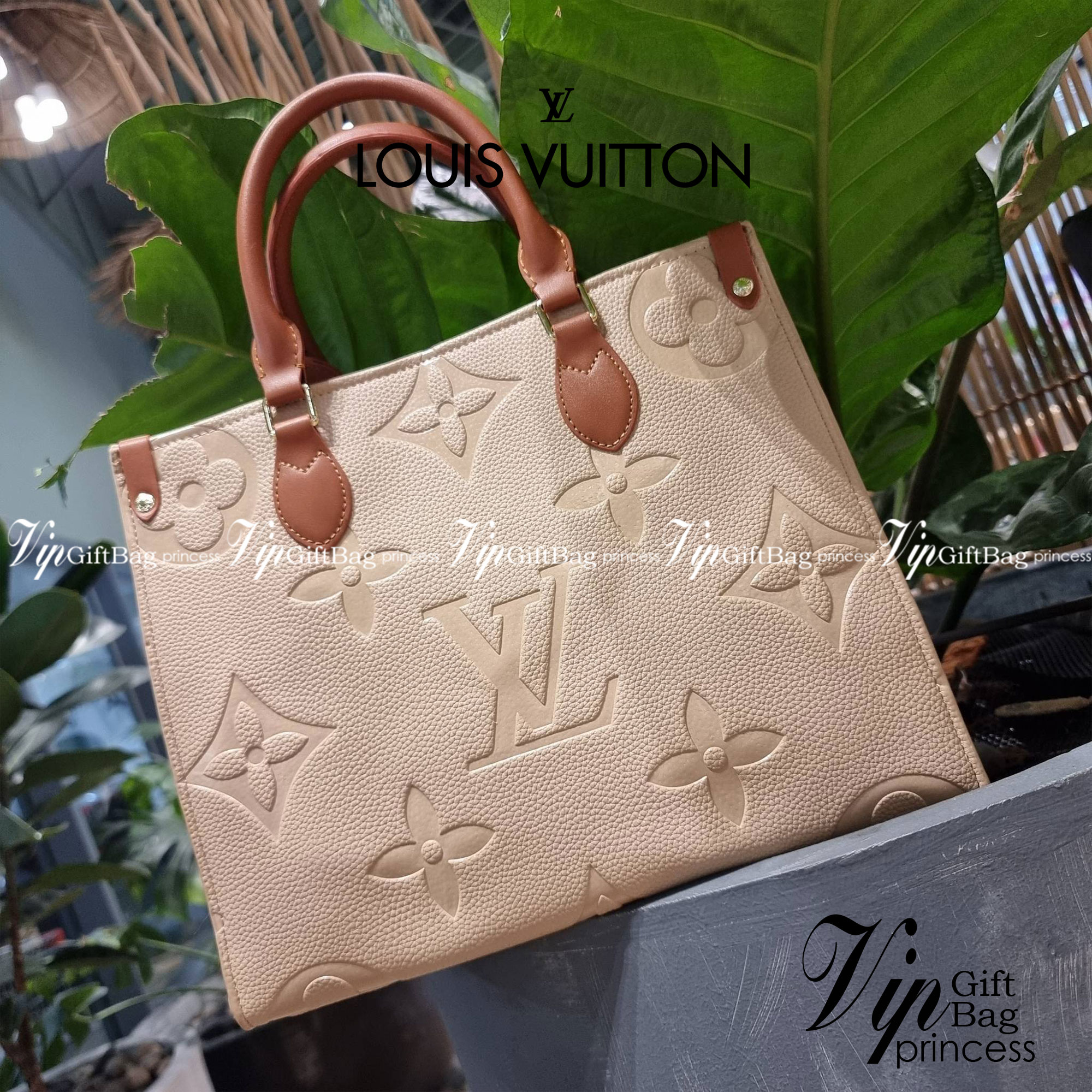 LV crossbody tote bag / LV Shopping Bag ดีไซน์สวยคม สมราคา ดูแพงไปอีก ด้วยดีเทลลายของหนัง crossgrain กระเป๋าทรงโท้ทคลาสสิค ผู้ดียืนหนึ่ง โทนสีใช้งานง่าย แมทช์ได้ทุกลุค มาพร้อมหูจับในตัว แบบหูหิ้ว และหูยาวสำหรับสะพายไหล่ เก๋มาก ชิคมาก ภายในโล่งกว้างมาก มีอ
