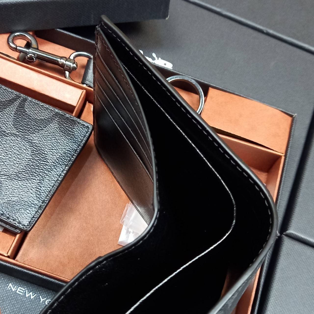 COACH COMPACT ID WALLET IN SIGNATURE WITH KEY FOB LIMITED BOX(COACH F74993)🍁กระเป๋าสตางค์ใบสั้น มาพร้อมใบลูกแบบแพ๊คคู่ +พวงกุญแจ//วัสดุหนังแคนวาสคุณเยี่ยมสลับหนังแท้ ทรงสวยคลาสสิคได้ใจใครหลายๆคนไปเรียบร้อย โดดเด่นลงตัวมาก ใส่บัตร ธนบัตร ครบมาก **เ