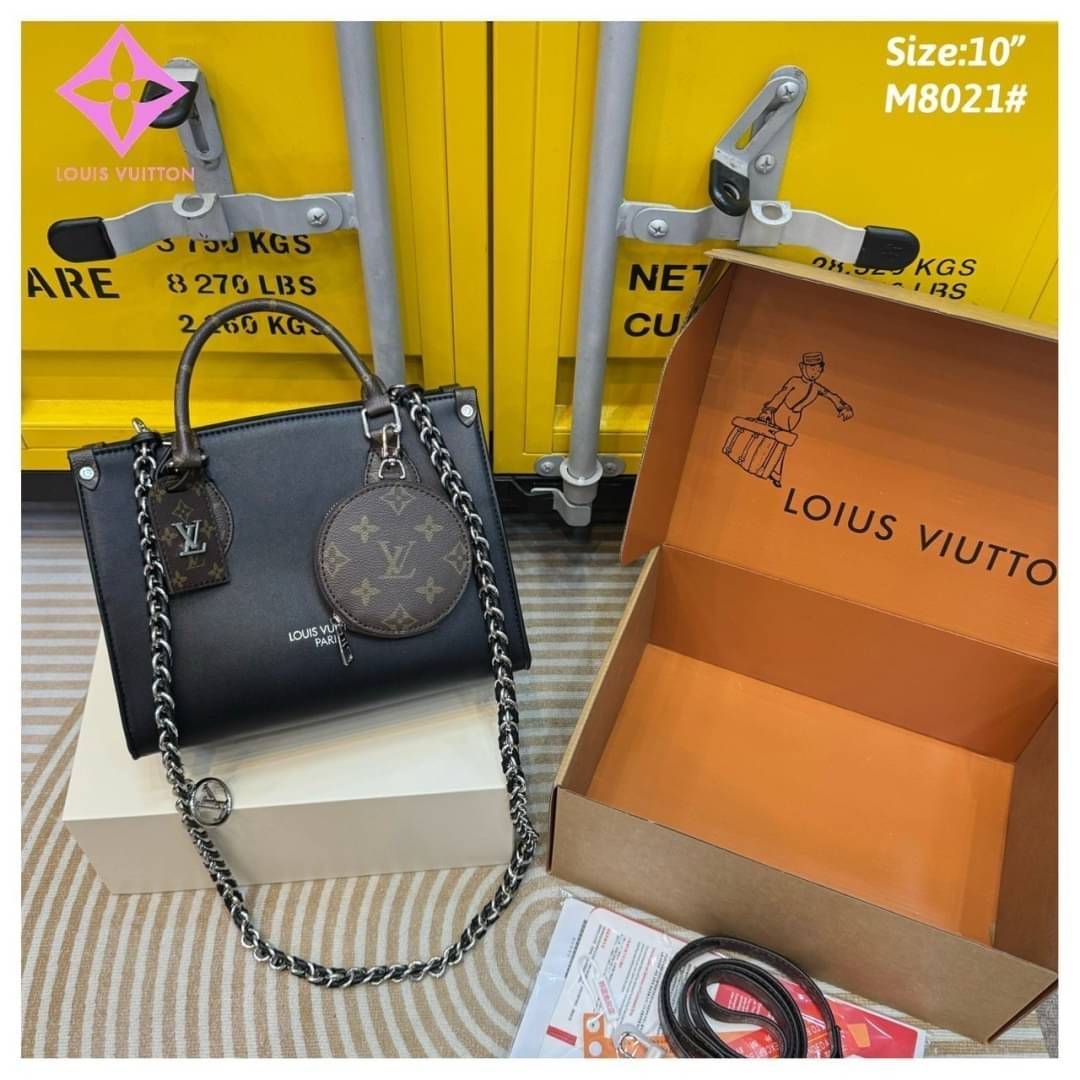 LV Onthego Leather Tote Bag กระเป๋าทรงโท้ทดีไซน์ใหม่ สีดำสุดคลาสสิก พร้อมสายสะพายโซ่ร้อยหนังสีดำเข้าเซ็ทและใบลูกลายโมโนแกรมตัดสีกันได้อย่างลงตัว ตอบโจทย์ได้ทุกลุค ทุกสไตล์