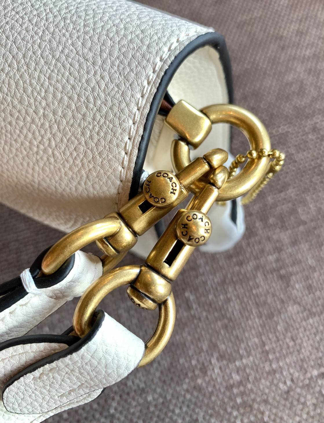 COACH TABBY SHOULDER BAG 26 ((73995)) 📣พร้อมส่งที่ไทยอีกครั้งค่ะ ห้ามพลาด ✔️กระเป๋าหิ้ว//คล้องไหล่//สะพายข้างได้ สุดคุ้ม! หนังแท้อย่างดี ลายหนังสวยนิ่มมือมากค่ะ ✔️ด้านหน้ามีอะไหล่แบรนด์ตัวใหญ่ อะไหล่ทองสวยโดดเด่น ✔️เปิดปิดกระเ