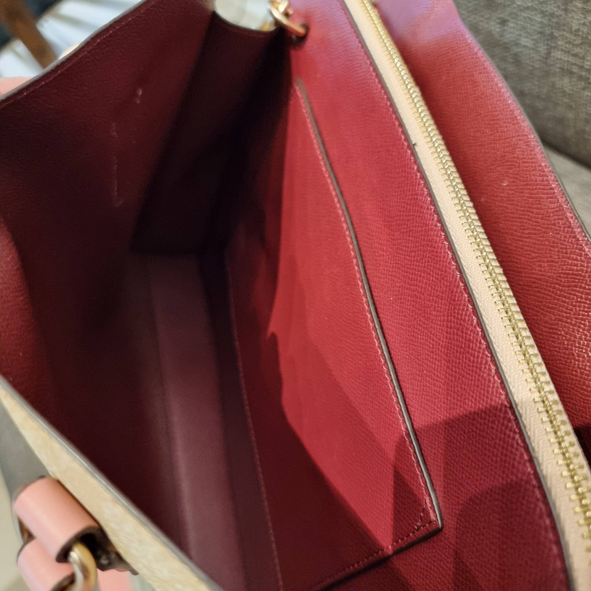 COACH C4075 TATUM CARRYALL IN SIGNATURE CANVAS คอลเลคชั่นใหม่ล่าสุด จัดมาให้ได้สวยก่อนใคร สวยหรูทุกสี!! ลุคผู้ดีต้องมาอีกหนึ่ง กระเป๋าสะพายทรงสวย ที่มาพร้อมสายสะพายไหล่ในตัว และสายครอสบอดี้สำหรับสะพายข้าง วัสดุหนัง crossgrain สวยคมมากๆ ตัวกระเป๋าถูกแบ่งเป