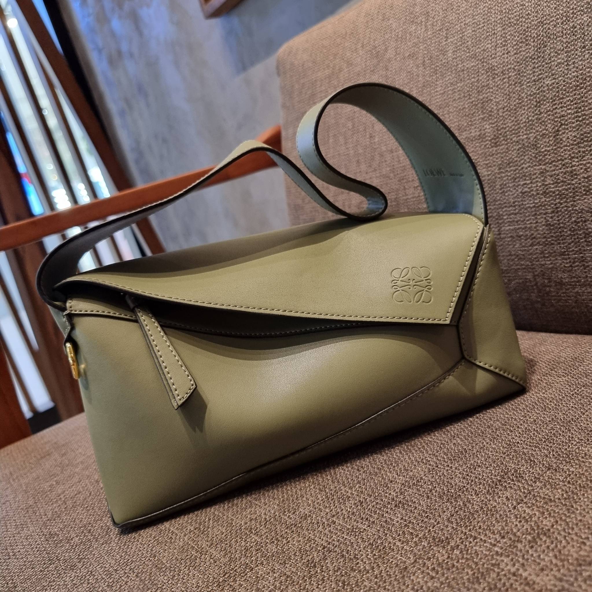 LOEWE PUZZLE HOBO BAG ใหม่ล่าสุด กับแบรนด์ที่มีดีไซน์โดดเด่นเป็นเอกลักษณ์ สวยหรูทุกรุ่นจริงๆ!! กระเป๋าสะพายโฮโบ ทรงสวย สไตล์พัซเซิลคลาสสิค วัสดุหนังวัวฟอกสี นิ่มมือ ฟินมาก!! เปิดใช้งานด้วยซิป ที่ภายในโล่งกว้าง ใส่ของสำคัญได้ครบไม่มีพลาด แบบสบายๆ มาพร้อมสา