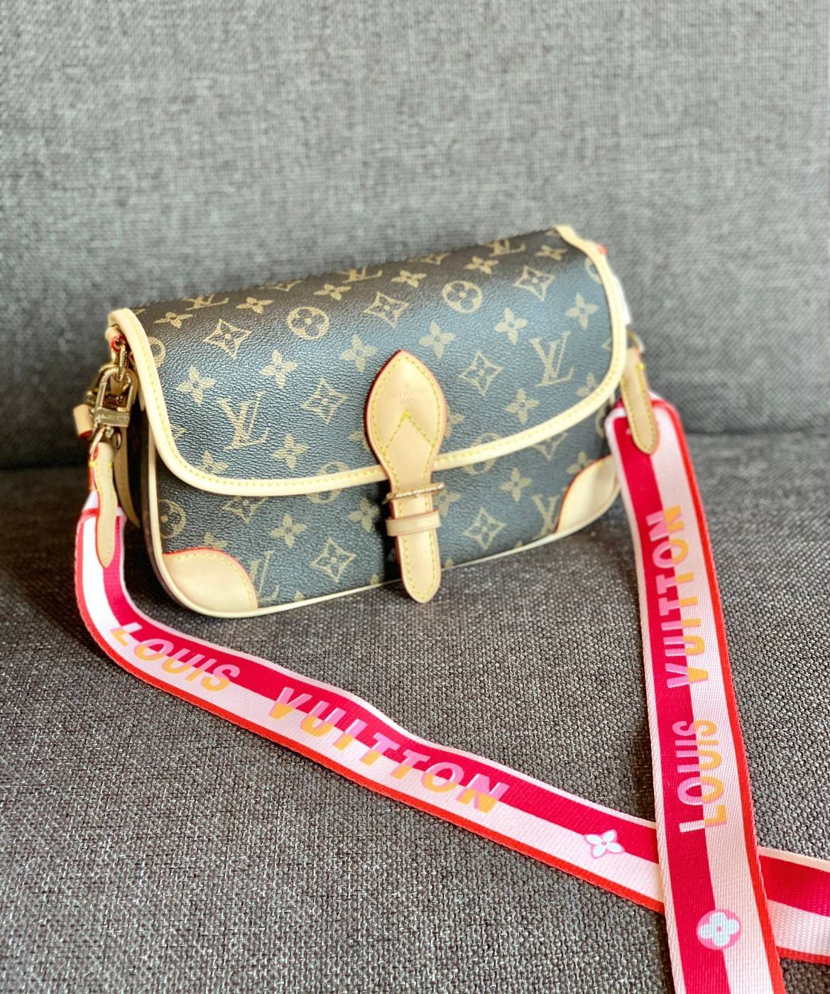 LOUIS VUITTON DIANE MONOGRAM พร้อมส่ง สุดคุ้ม! กับกระเป๋าLV พรีเมี่ยมกิฟ ตปท. หนังแท้ นิ่ม ทรงสวยมากๆค่ะ ((พื้นผิวหนังเป็นการขัดตามธรรมชาติจะมีรอยดำๆตรงขอบหนังนะคะ)) รุ่นนี้มาในลุคสวย หรู ดูชิล เพราะไม่ว่าลุคไหนๆก็เอาจริงๆจ้า! เปิดปิดกระเป๋าแบบกระดุมแม่เห