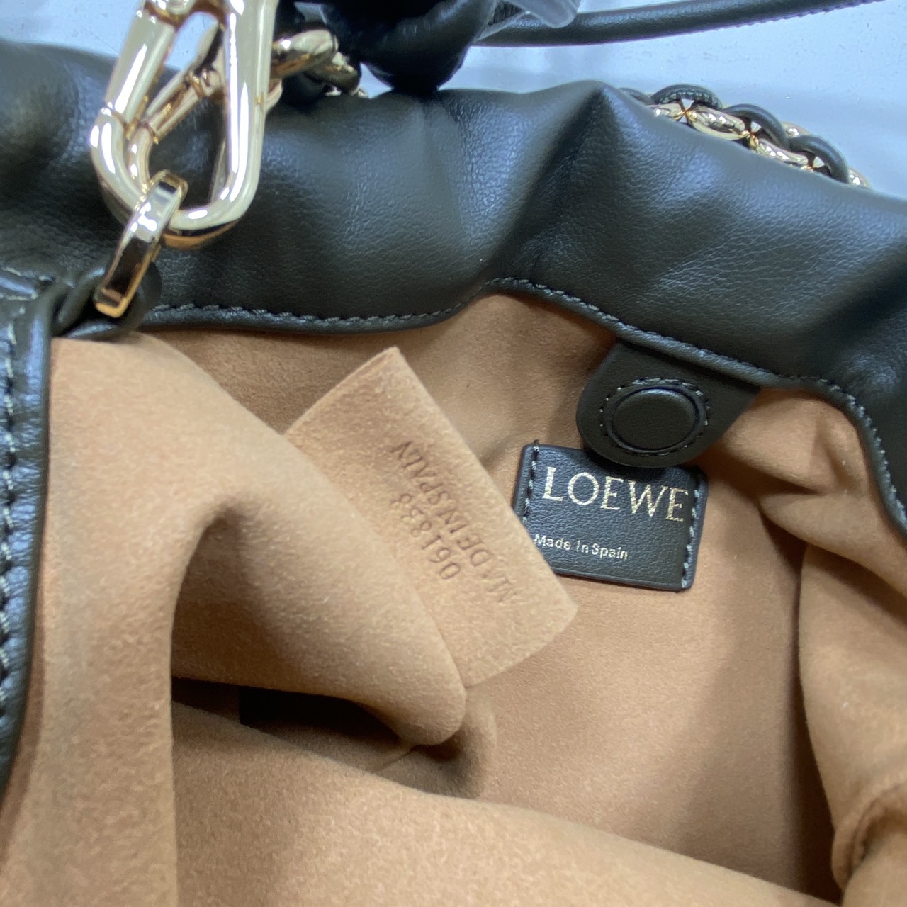 ORI หนังแท้ | LOEWE Mini Flamenco purse in mellow nappa leather / Loewe Bucket Bag กระเป๋าสะพายทรงบัคเก็ตไซส์มินิ หนังเรียบสวยหรู เรียบง่าย หนังแท้ผิวสัมผัสนุ่มมือ น้ำหนักเบาและนุ่มสบาย ดีไซน์จับจีบ เชือกผูกแบบปมโบราณ และสายโซ่รูปโดนัท