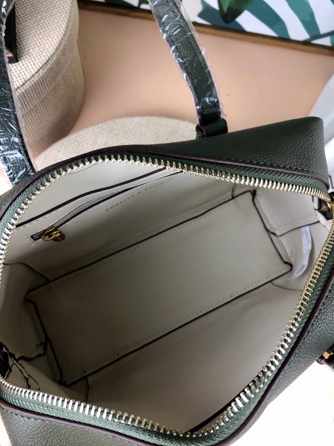 Charles & Keith Bowling Bag กระเป๋าถือ/สะพายทรงโบว์ลิ่ง จุของดีมากๆ วัสดุหนังลายลิ้นจี่ ปั๊มโลโก้แบรนด์ด้านหน้า มีหมุดรองฐานกระเป๋าทั้ง 4 มุม รุ่นนี้จะมีตัวล็อกหูหิ้วกระเป๋าด้วยค่า เปิดปิดแบบซิป ด้านในมีช่องซิปเล็กอีก 1 ช่อง ใส่กระเป๋าเงินใบยาวได้ค่า กับข