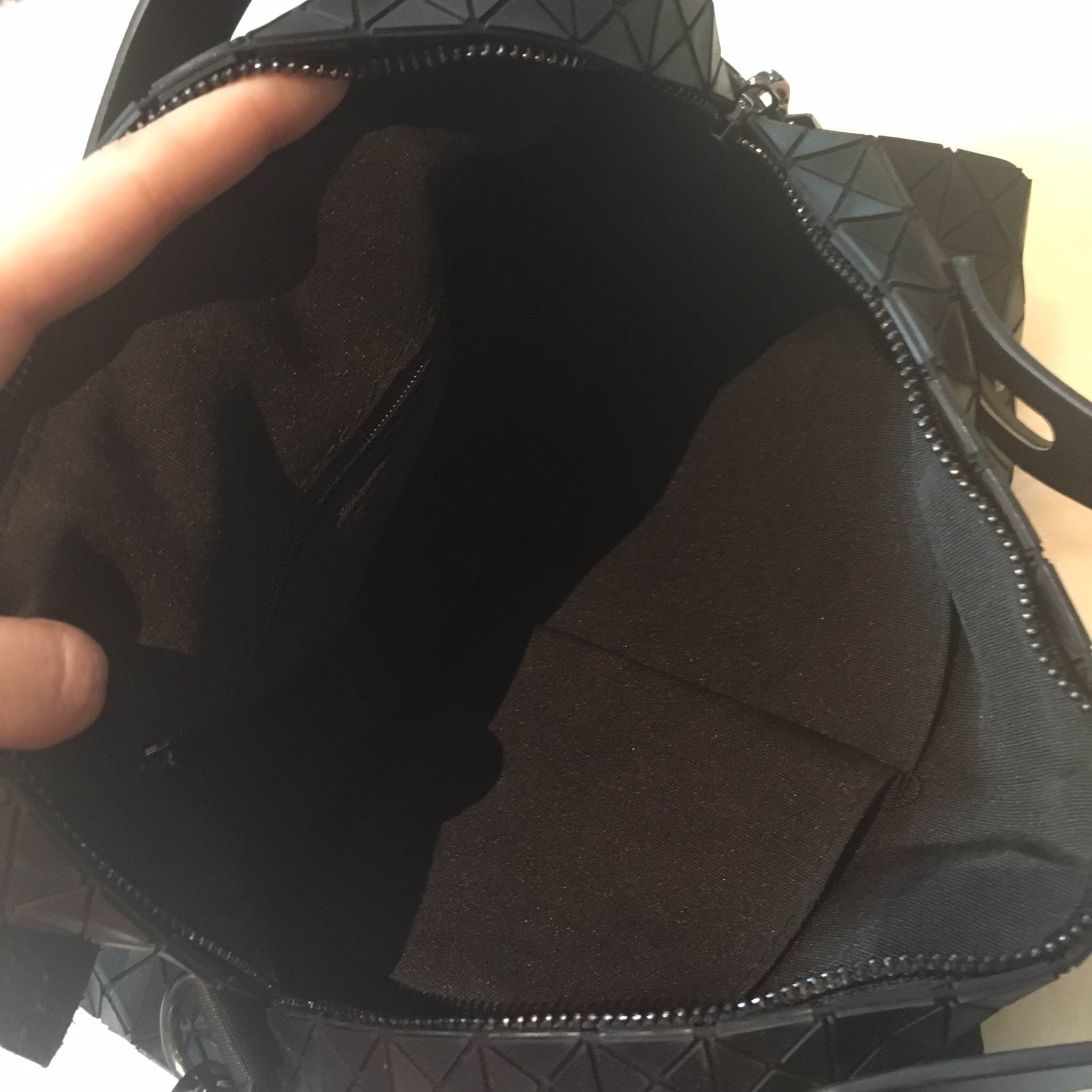 สินค้าขายดีที่สุด ทรงยอดฮิต จากแบรนด์ David Jones สวย น่ารัก ขนาดตอบทุกโจทย์การใช้งาน เห็นแล้วหลงรักเลยคะ ตัวกระเป๋าขนาดกำลังดี จุของคุ้ม สวยมาก ดูแลรักษาง่าย พร้อมสายสะพายยาว ภายในมีช่องซิป และช่องใส่ของจุกจิก 2 ด้าน เลยค่า มีถุงผ้าแบรนด์ให้คะ