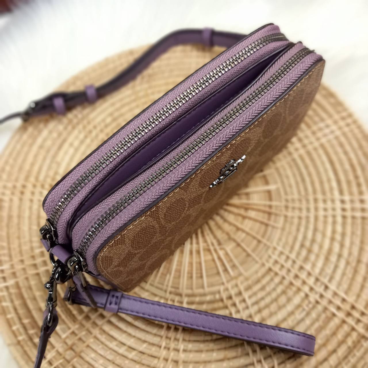 COACH KIRA CROSSBODY IN SIGNATURE CANVAS (COACH F89399)🍁เหมาะมือมาก หยิบใช้ง่ายสบายเลย🌈//รุ่นนี้ จะถือ จะคล้องมือ สะพายคลอสบอดี้ ได้หลายลุค จัดวางตามต้องการได้เลย // มีสายคล้องมือ และสายยาว สามารถถอดได้ทั้ง 2 สาย //เปิด-ปิดด้วยซิป มี2 ช่อง