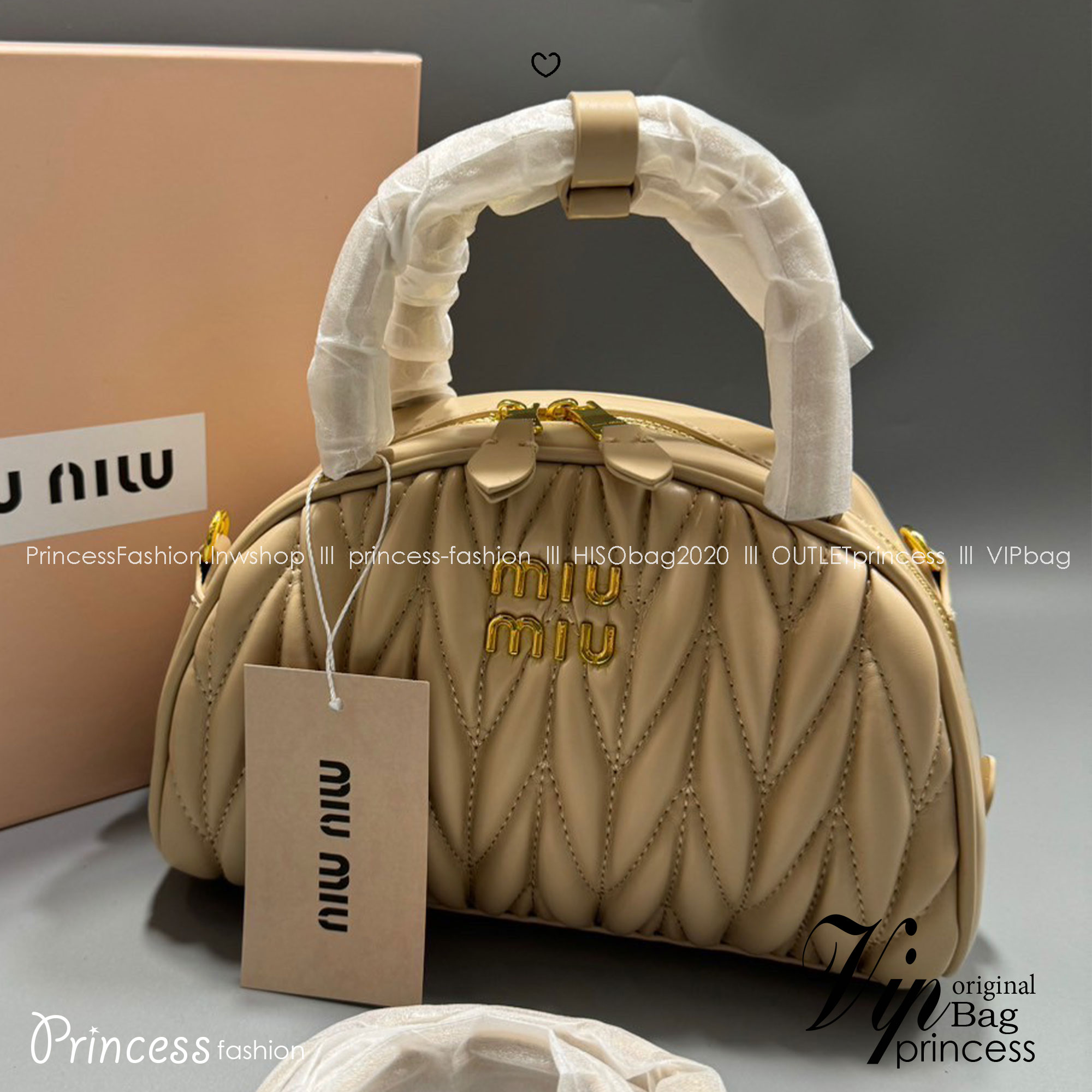 MIU MIU Dumplings leather bag กระเป๋าถือ/สะพายสุดชิค ดีไซน์เพิ่มดีเทล ด้วยการเดินด้ายเป็นเอกลักษณ์ สวยดูแพง ดีไซน์เรียบแต่มากมีอยู่จริง สวยดูแพง แมทชุดได้ง่ายสุด มินิมอลมินิใจ หูจับในตัวง่ายและสะดวกพกพา