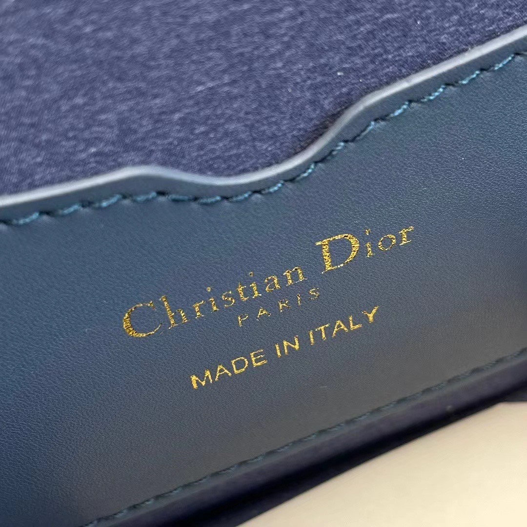 หนังแท้ DIOR BOBBY EAST-WEST BAG พร้อมส่งที่ไทย งานหนังแท้ทั้งใบเกรดออริจินอล ภาพสินค้าถ่ายจากงานขายจริง ใช้งานต่างประเทศได้ รุ่นใหม่ในฤดูกาลนี้ เพิ่มความทันสมัยให้กับซิลลูเอทของ Hobo ผ่านเส้นสายที่สง่างามและสัดส่วนที่กลมกลืนกัน สไตล์หนังลูกวัว โดดเด่นด้ว