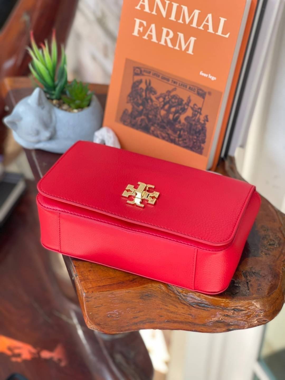 Tory burch description mercer adjustbale shoulder bag เป็น Collection รุ่นท็อปที่สาว ๆ หลายคนถูกใจ ด้วยทรงกระเป๋าคลาสสิกสุดเก๋ ใช้งานแบบไหนก็ดูดี ในลุคช์สาวหวานแบบสะพายสายคู่ หรือ ต้องการความคล่องตัวด้วยการสะพายแบบครอสบอดี้ มีดีไซน์ที่ Practical ต่อการใช้