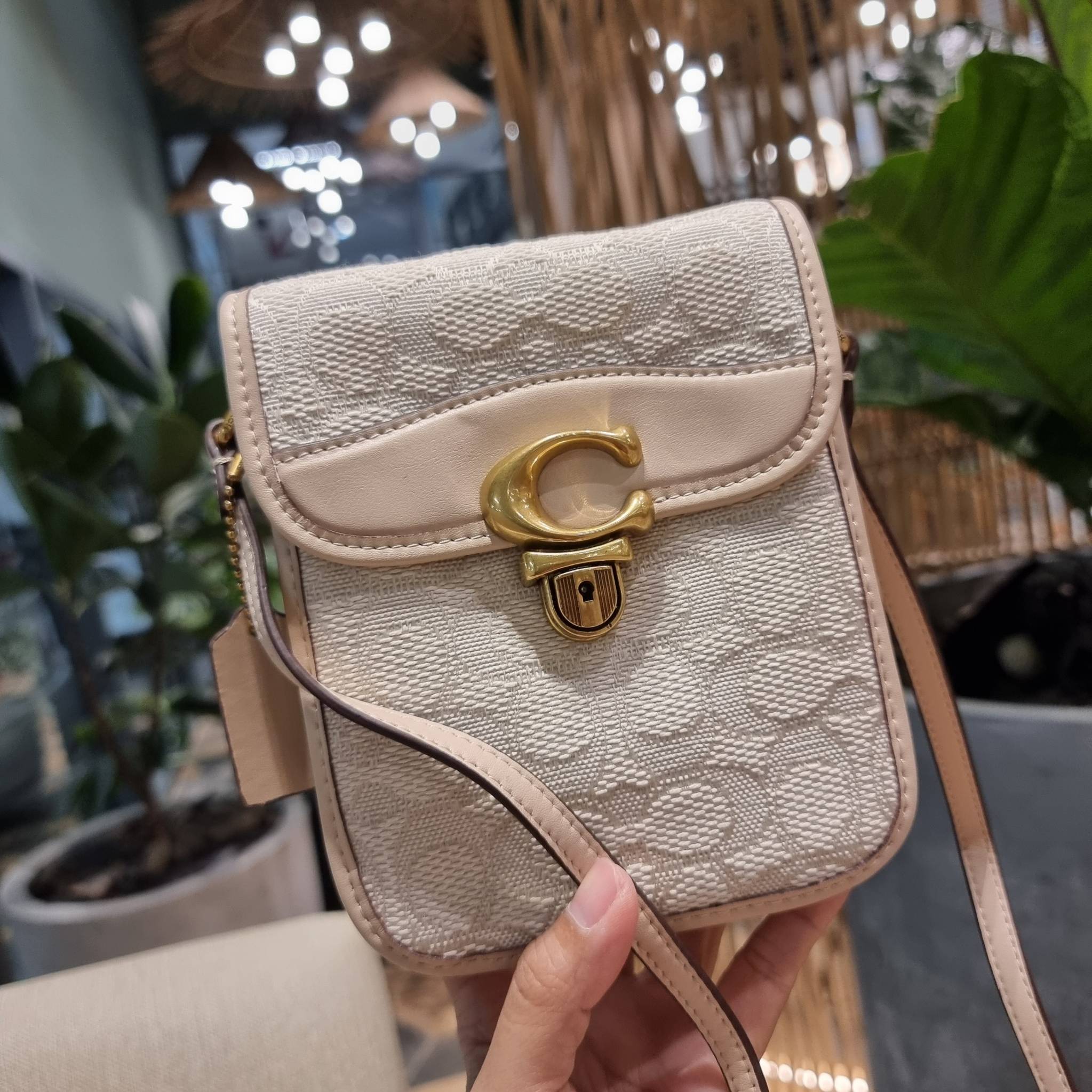 COACH CA191 TALL STUDIO CROSSBODY IN SIGNATURE JACQUARD กระเป๋าสะพายข้างไซส์มินิ ดีไซน์ลูกคุณหนู น่ารักที่สุด!! น่าใช้ไม่อยากวาง!! ดีไซน์รูปทรงกำลังสวย ใช้งานสะดวกด้วยตัวกดเลื่อนล็อค วัสดุผ้า jacquard สลับหนังแท้ มาพร้อมสายสะพายข้างในตัว ใส่ของสำคัญแบบพกพ