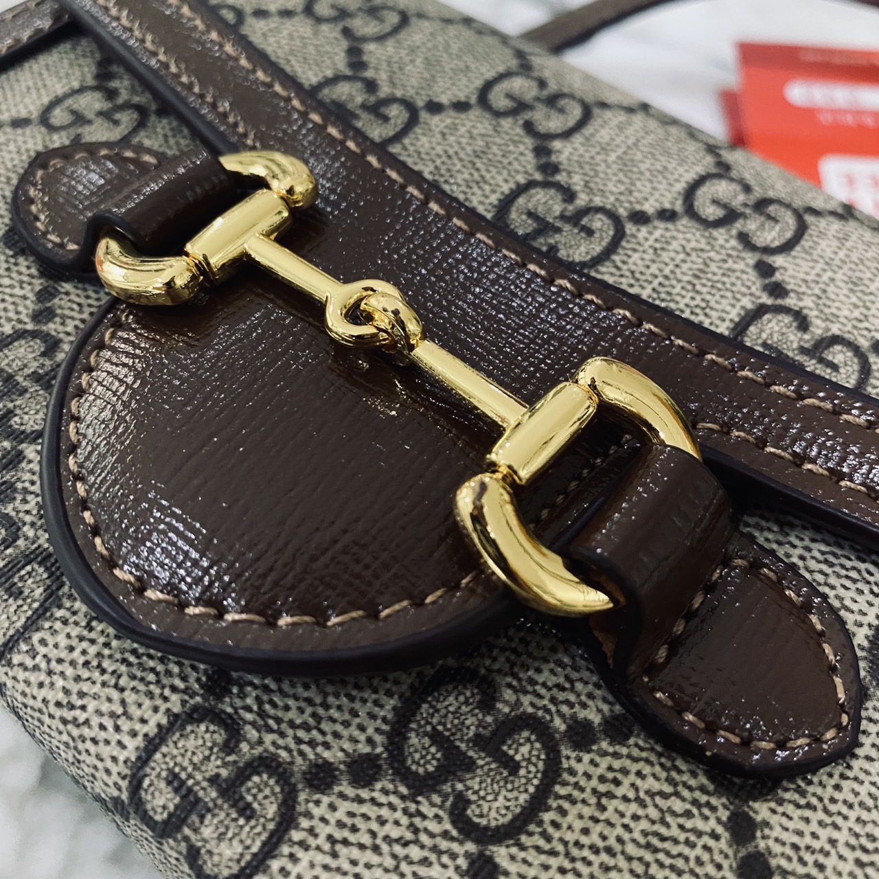 GUCCI Horsebit 1955 Mini Bag กระเป๋าสะพายทรงกล่องสวยอยู่ทรง ใส่โทรศัพท์หรือของใช้เล็กน้อยได้อย่างคล่องตัว แฝงความหรูราคาดีงามจัดมาให้พร้อม box set เป็นใบที่จะหยิบใช้ได้บ่อยๆ ด้วยขนาดกำลังดีใบนี้เอาอยู่เลยค่ะ