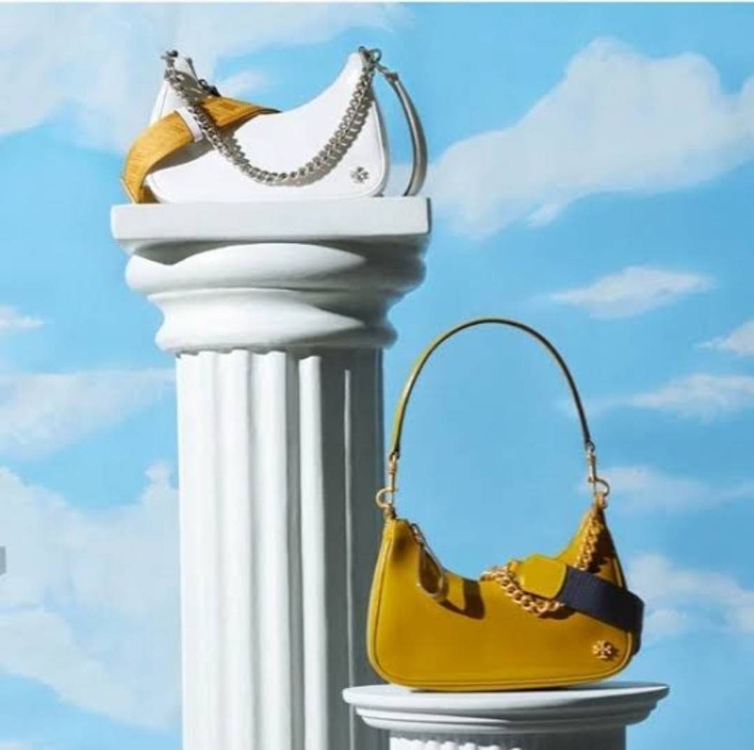 TORY BURCH MERCER NYLON SMALL SHOULDER BAG ใหม่ก่อนใคร!! กับคอลหวานๆ สดใสๆ กระเป๋าสะพายทรงโฮโบ ขนาดกะทัดรัด ฟังก์ชั่นการใช้งานจัดแบบเต็มที่ ด้วยสายสะพายถึง 3 เส้น สายโซ่คล้องแขน สายหนังแบบสั้นคล้องไหล่ และสายสปอร์ตเส้นใหญ่ ดูดี!! คุ่มแค่ไหนคิดดู!! วัสดุผ้