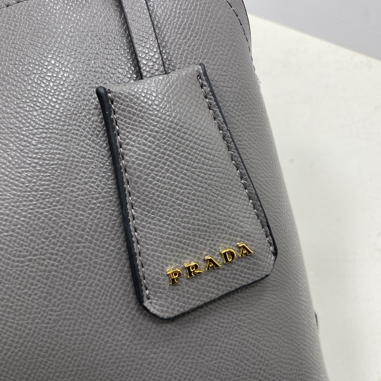 ORI หนังแท้ | Prada Matinee Medium Saffiano Leather Bag 28cm กระเป๋าสะพายทรงโฮโบสวยหรู ดีไซน์เรียบหรูตามแบบฉบับแบรนด์ ยังคงความเรียบแต่มากไว้อย่างหรูหราลงตัว ใช้งานได้หลากหลายโอกาส