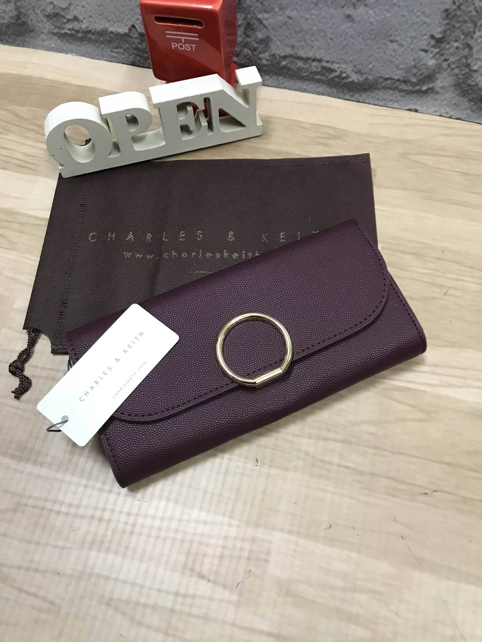 CHARLES & KEITH CIRCULAR DETAIL WALLET กระเป๋าสตางค์ทรงยาว วัสดุหนังpuที่มีทั้งแบบหนังเรียบและหนังลายคาร์เวียร์ เปิดปิดด้วยกระดุมแม่เหล็ก ภายในแยกเป็นช่องใส่บัตร,ธนบัตรและช่องซิปใส่เหรียญ ด้านหลังมีช่องใส่ของอีก1ช่อง ด้านหน้าดีไซน์เรียบง่ายแต่ดูหรู คอลเลค