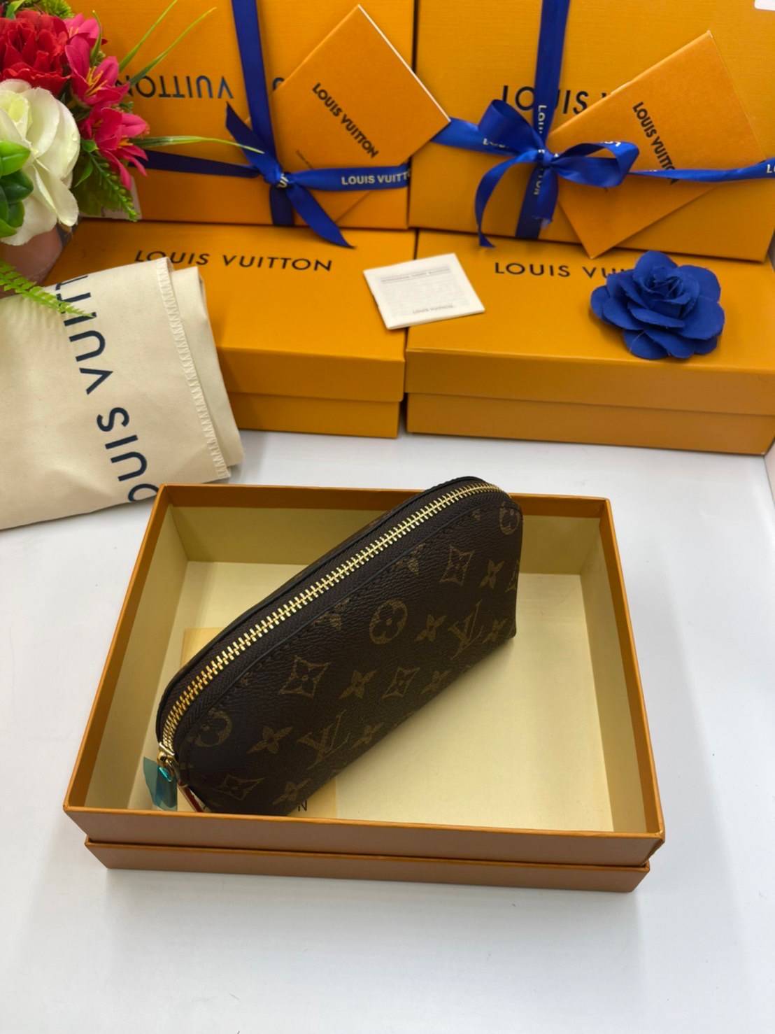 หนังแท้ LOUIS VUITTON COSMETIC POUCH Monogram พร้อมส่งที่ไทย กระเป๋าใส่เครื่องสำอางขนาดกะทัดรัดนี้ในผ้าใบ Monogram สามารถใส่ลงในกระเป๋าถือหรือกระเป๋าเดินทางได้อย่างง่ายดาย รูปร่างกลมและฐานแบนช่วยให้เข้าถึงผลิตภัณฑ์ขนาดเล็กได้