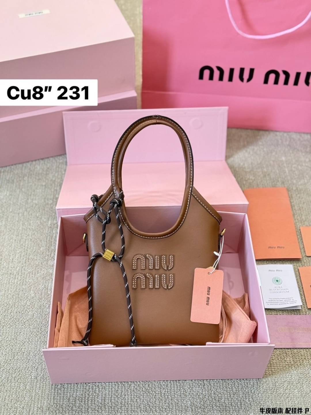 MIU MIU IVY leather handbag กระเป๋าถือทรงโท้ทงานหนังเรียบเต็มใบ ไซส์มินิมีความยูนิค พร้อมเชือกสุดคิ้ว ภายในเป็นช่องโล่ง ใส่ของสำคัญได้ พกพาไปไหนก็ได้