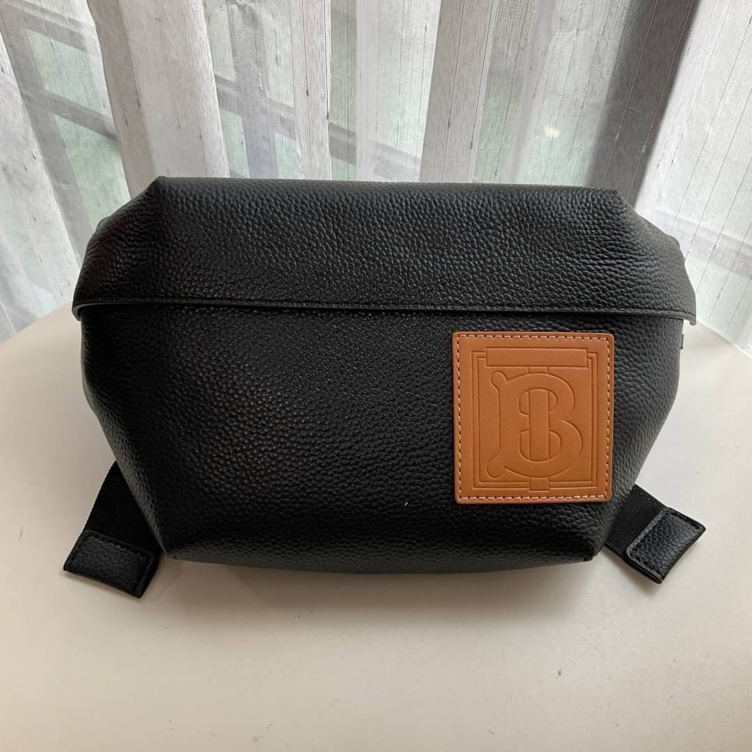 Burberry Medium Monogram Motif Leather Bum Bag / BURBERRY BELT LEATHER VIP วัสดุหนังแท้เต็มใบ คาดเอว คาดอกแบบ UNISEX ใช้ได้ทุกเพศ ด้านหน้าประดับลายแบรนด์สีน้ำตาลสุดเท่ ด้านในเปิดปิดด้วยซิปยาว ใส่มือถือได้ทุกรุ่น