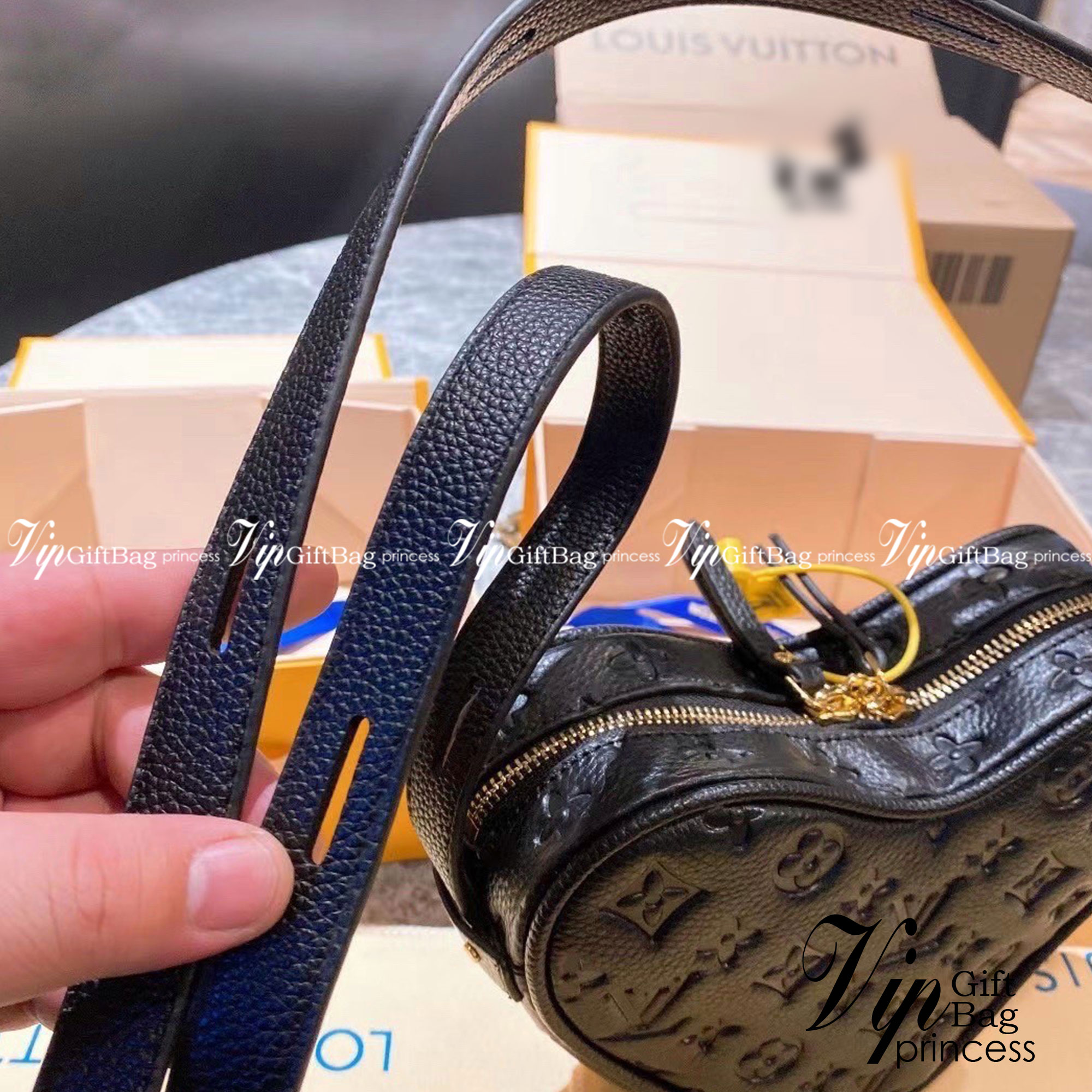 LV Sac Coeur handbag / LV Heart Puffy Bag ปังไม่ไหว กระเป๋าสะพายรูปทรงหัวใจ งานสวยเป๊ะ หนังปั้มลายโมโนแกรม แมทง่ายเข้าได้ทุกลุค ภาพสินค้าถ่ายจากงานขายจริง ใช้งานต่างประเทศได้