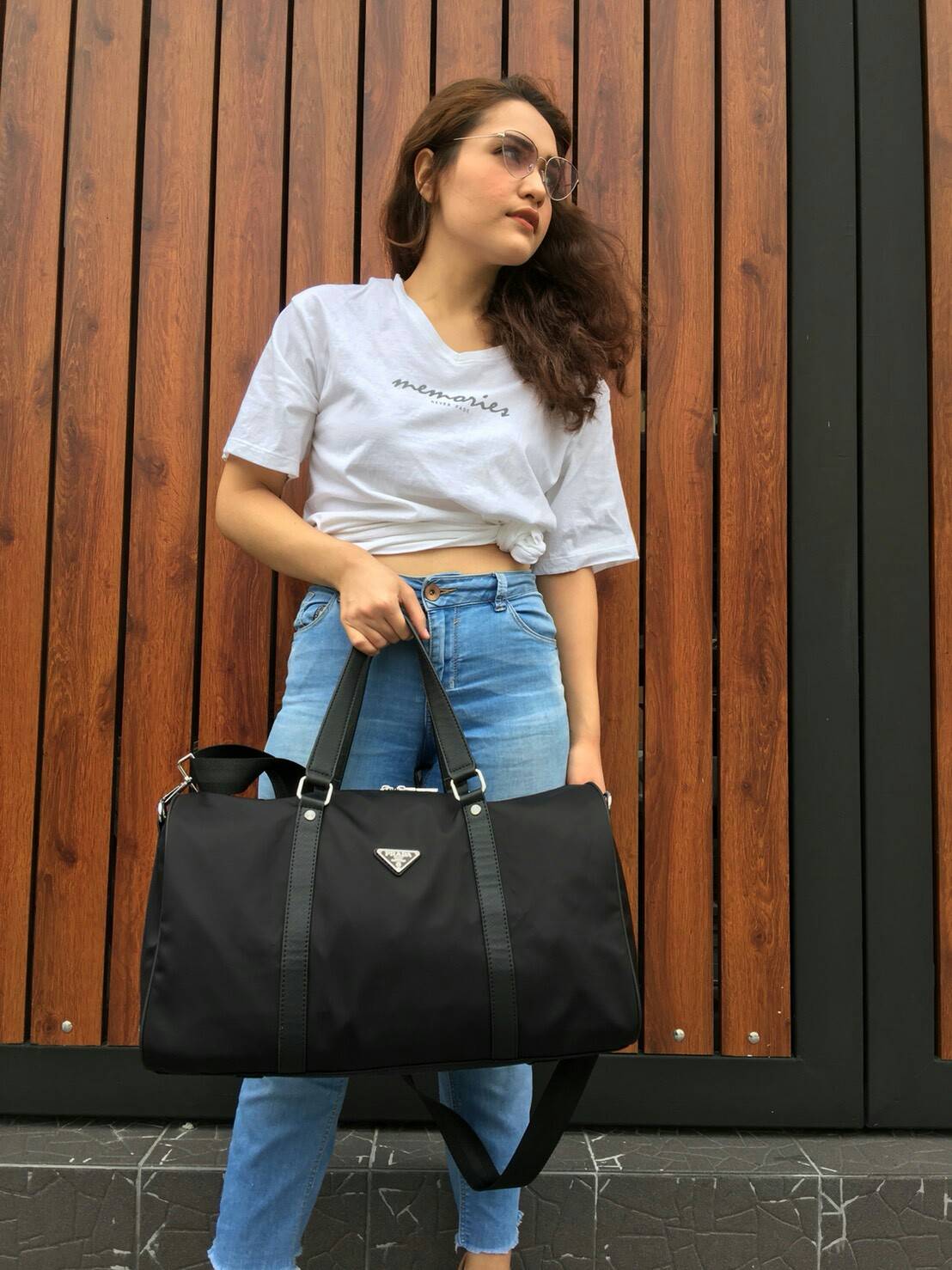 New arrival ! ของมันต้องมี♡ มาใหม่กับ กระเป๋าทรง Travel Bag ใส่ของได้เยอะมาก ไปต่างประเทศได้สบายคะ หมดห่วง ผู้หญิงทุกคนต้องมี ตัวกระเป๋าทำจากผ้า Nylon อย่างดี สามารถกันน้ำได้ ทรงสวยมากคะ มีความอยู่ทรงในระดับนึง ด้านหน้ามีโลโก้สวยงาม อะไหล่เงินทั้งใ