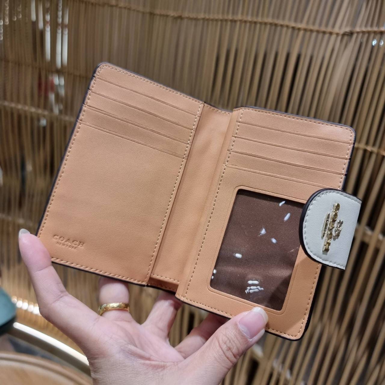 COACH C3454 MEDIUM CORNER ZIP WALLET ความหรูที่ซื้อได้!! กระเป๋าสตางค์ดีไซน์ใหม่ล่าสุด ออกแบบมาหรูดูดี ดีเทลลูกเล่นบุหนัง nappa นิ่มขึ้นเงาสวยมากๆ เปิด-ปิดใช้งานง่าย มีช่องซิปแยก มีช่องใส่บัตร ใส่ธนบัตรได้ทุกชนิด สะดวกใช้จริงๆใบนี้ สาวๆได้ไปใช้แล้วไม่อยาก