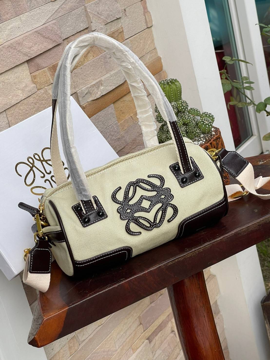 LOEWE ANAGRAM LOGO EMBROIDERED CANVAS VINTAGE MINI SHOULDER BAG กระเป๋าทรงหมอนแบบสะพายไหล่โลเอเว่ ด้านหน้าปักสัญลักษณ์โลโก้แอนนาแกรม สายหนังแท้ เป็นรุ่นที่มีขนาดไม่ใหญ่มาก แต่สามารถใส่ของสำคัญของตนเองเข้าไว้ข้างในได้ครบครัน นอกจากนี้ยังใช้ซิปยาว และซิปสอง