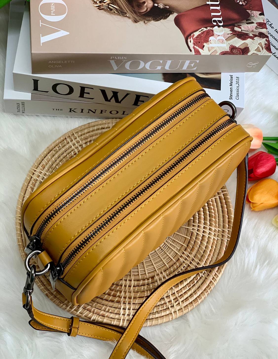 COACH C1569 JES CROSSBODY WITH LINEAR QUILTING ใหม่ล่าสุด!! กระเป๋าสะพายข้าง รุ่น 2 ซิป ใบใหญ่จุใจ ดีไซน์ใหม่ เพิ่มลูกเล่นให้ดูหรูหรายิ่งขึ้น วัสดุหนังสังเคราะห์บุเป็นลายเส้นสวยงาม เปิด-ปิดด้วยซิป 2 ช่องหลัก ใช้งานง่าย ทรงสวยมากๆรุ่นนี้ มาพร้อมสายสะพาย cr